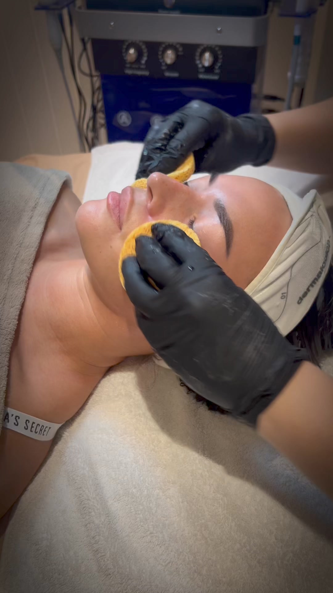 Hydra Facial is now at Amirii Treatment Rooms ✨
Level up your facial with this deep cleansing treatment using cutting edge equipment, you will never look back!
Book yours today at www.amirii.co.uk and get 20% off for the rest of this week, just one or two appointment left!!