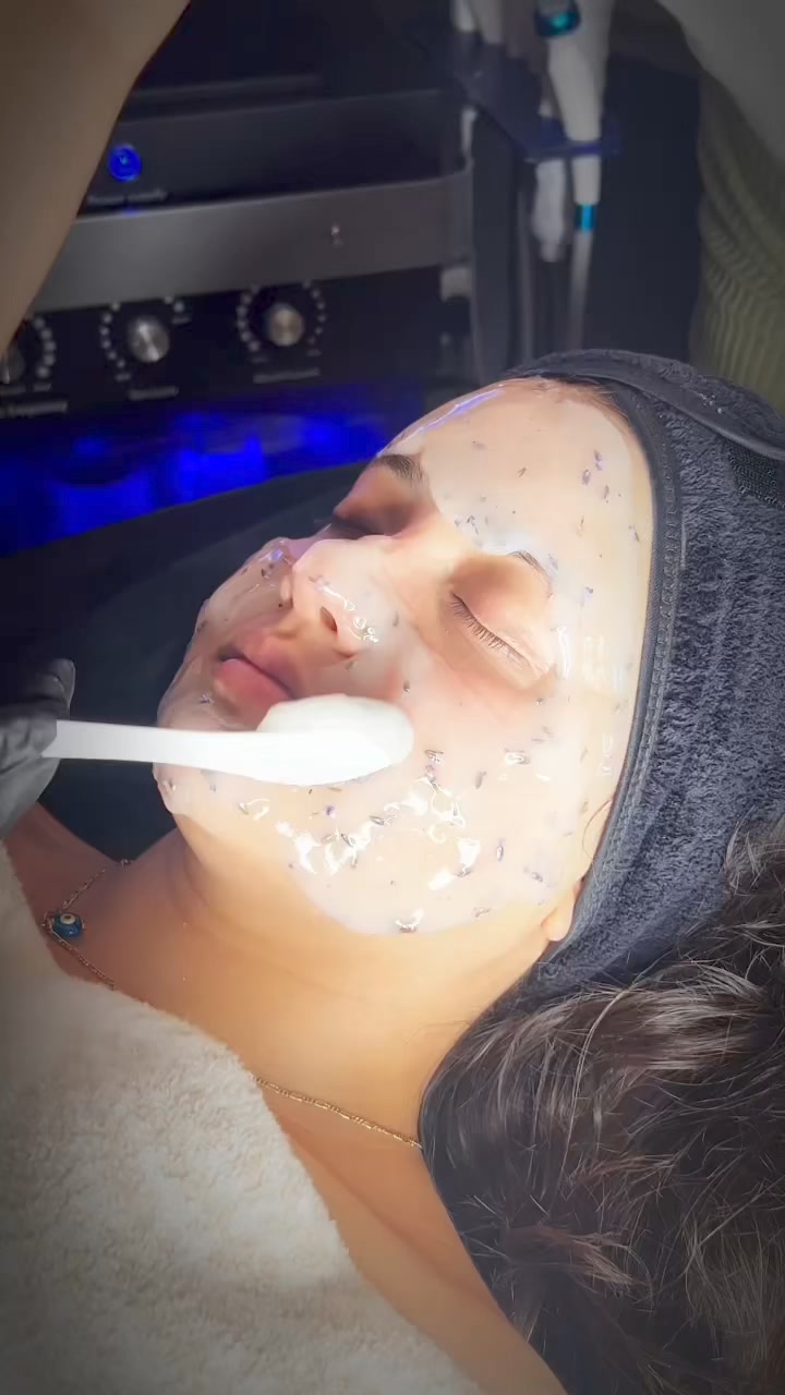 Jelly Mask 😍 this is the ultimate in hydration, deeply moisturises the skin and lips to give you the best glow up ever!! Add it onto your skin treatment with Pervin for just £10 ✨ Amirii Treatment Rooms ✨