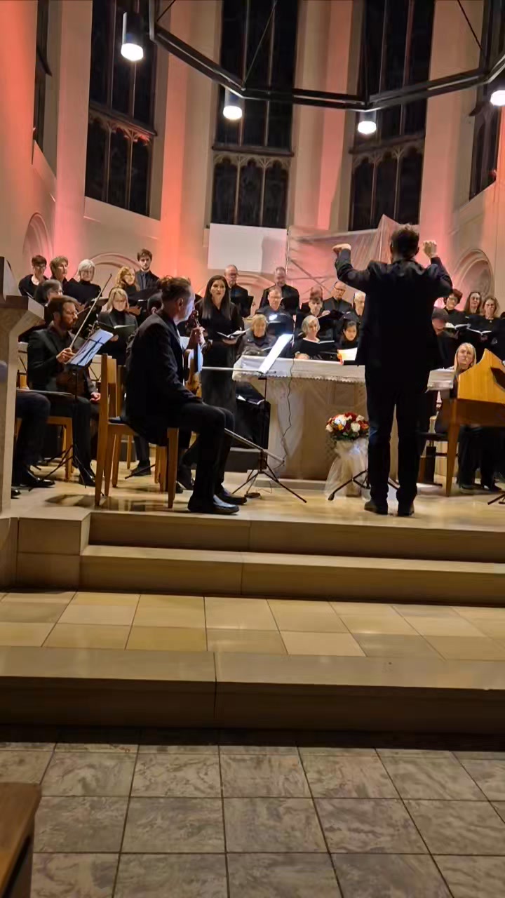 Ein besonderer Moment aus unserem letzten Konzert: M.A. Charpentier â Te Deum. Es war so schön, diese Musik singen zu dĂŒrfen! đ„°
.
.
.
.
.
#capelladachiesa #annamoog #soprano #geoegiansinger #classicalmusic #clqssicalsinger
#TeDeum #Konzert #KlassischeMusik #Gesang #Charpentier #LiveMusik #Ensemble #Sopran #Alt #Tenor #Bass #Musikliebe #Chormusik #Barockmusik #Musikerleben #MusikalischerMoment #singersofinstagram #operasingersofinstagram