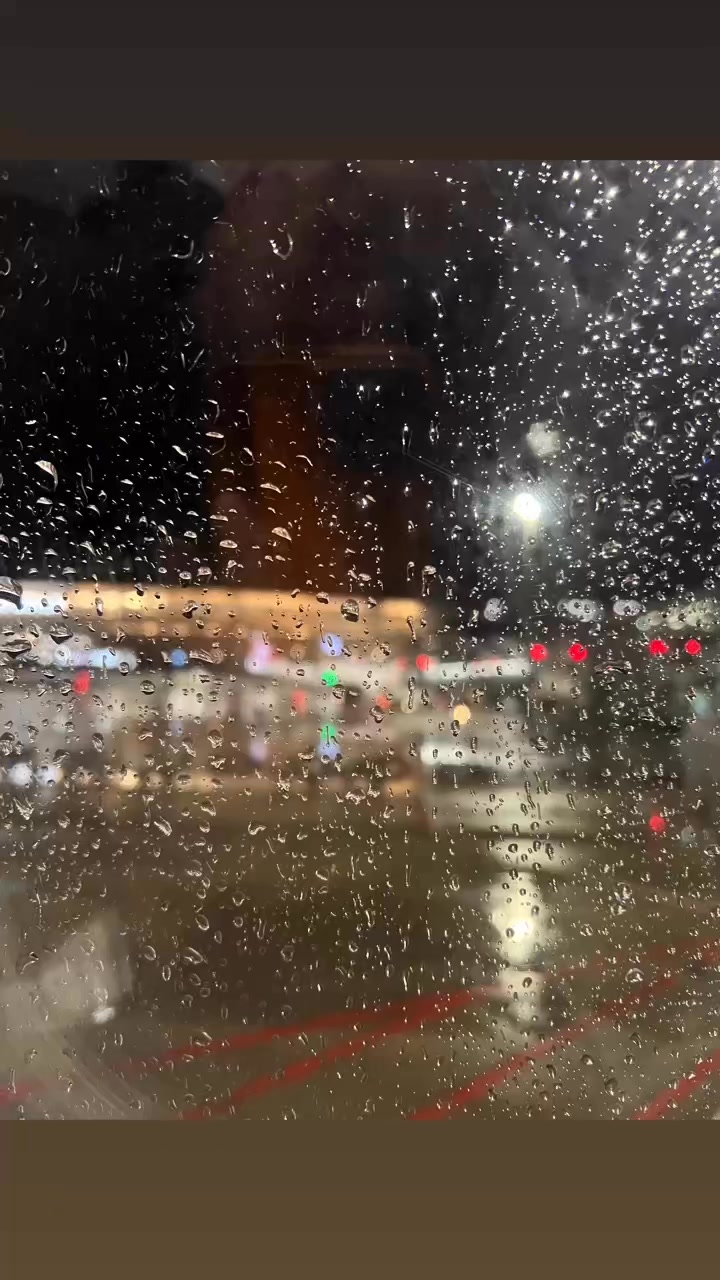 Zürich im Regen. Ein Flug in die Nacht. Endlos Kilometer. Zeit zum Lesen: Sibylle Lewitscharoffs Hommage an Robert Walsers Tod im Schnee. Dann Friedrich Dürrenmatts Der Pensionierte – quasi in einem Zug. Passende Begleiter meines Aufbruchs: Auszeit und Übergang in ein weiteres Leben. An ein anderes Ende meiner Welt. Erstes Licht. Neuer Tag. Ein Land freundlicher Wolken. Überquerung der Anden. Glückliche Landung in Santiago. Empfang durch meinen Bruder. Wiedersehen mit meiner 92jährigen Mutter. #familienbesuchchile #ccaatsantiago2025 #auszeit #lebensübergang #überquerungen