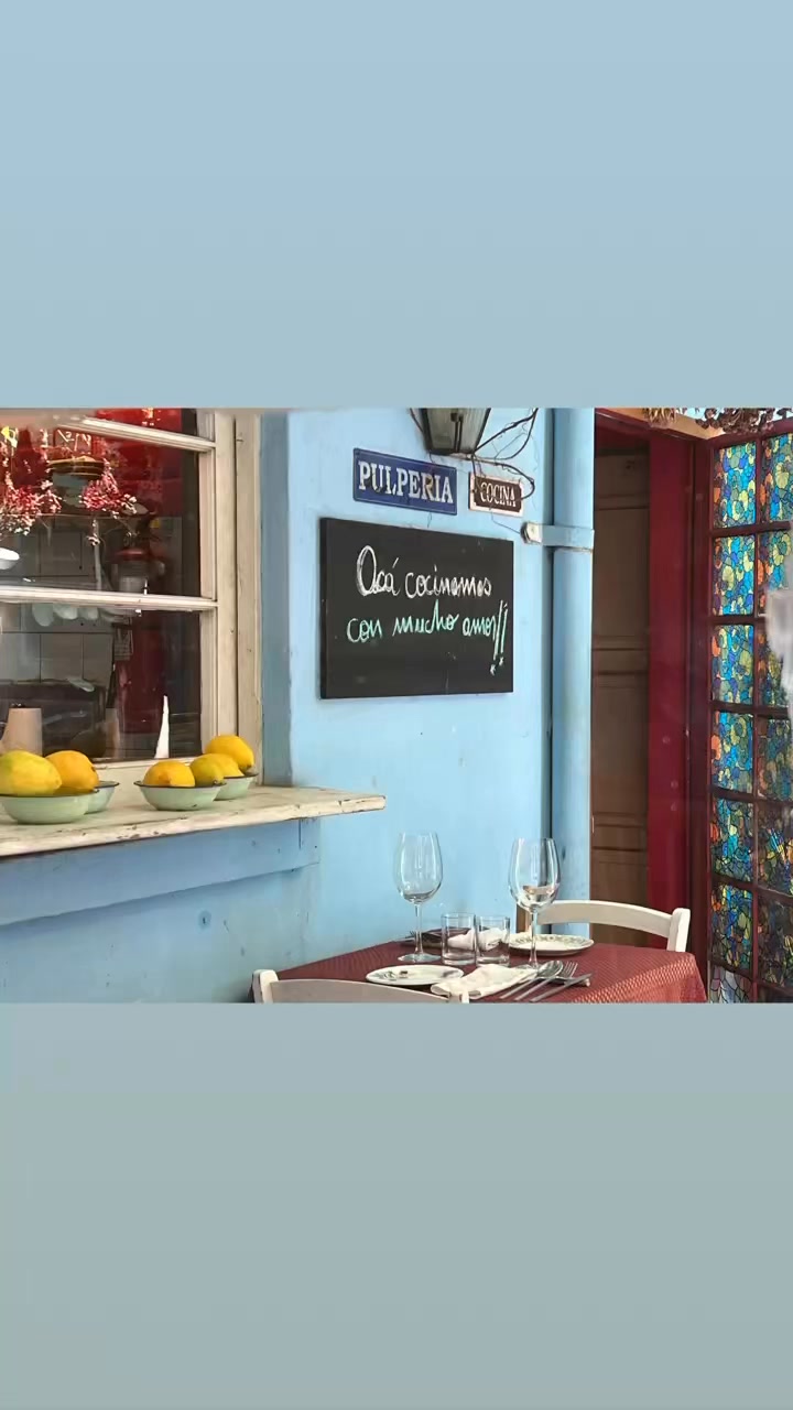 Am Donnerstag haben wir den Geburtstag meiner Schwester gefeiert. Erst eingeladen von ihrer Tochter im kleinen Rahmen im sensationellen Restaurant Pulperia Santa Elvira: Ein Genuss schon das Ambiente und dann noch die kulinarischen Kreationen dazu. Ein tolles Erlebnis! Später ging die Feier zuhause weiter bei meiner Mutter und mit meinem Bruder und einer seiner Töchter. #familienbesuchchile #ccaatsantiago2025 #auszeit #lebensübergang #überquerungen #pulperiasantaelvira