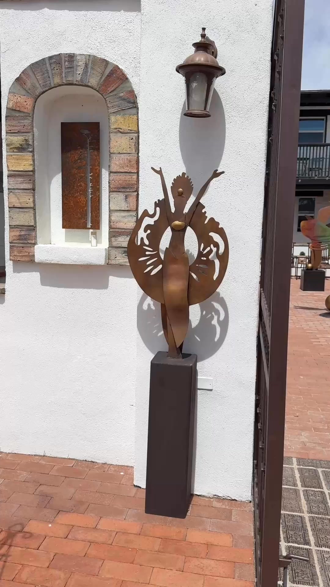 Checking in with one of my galleries, Cobalt Fine Arts, Tubac Arizona. Seems I have the courtyard to myself.