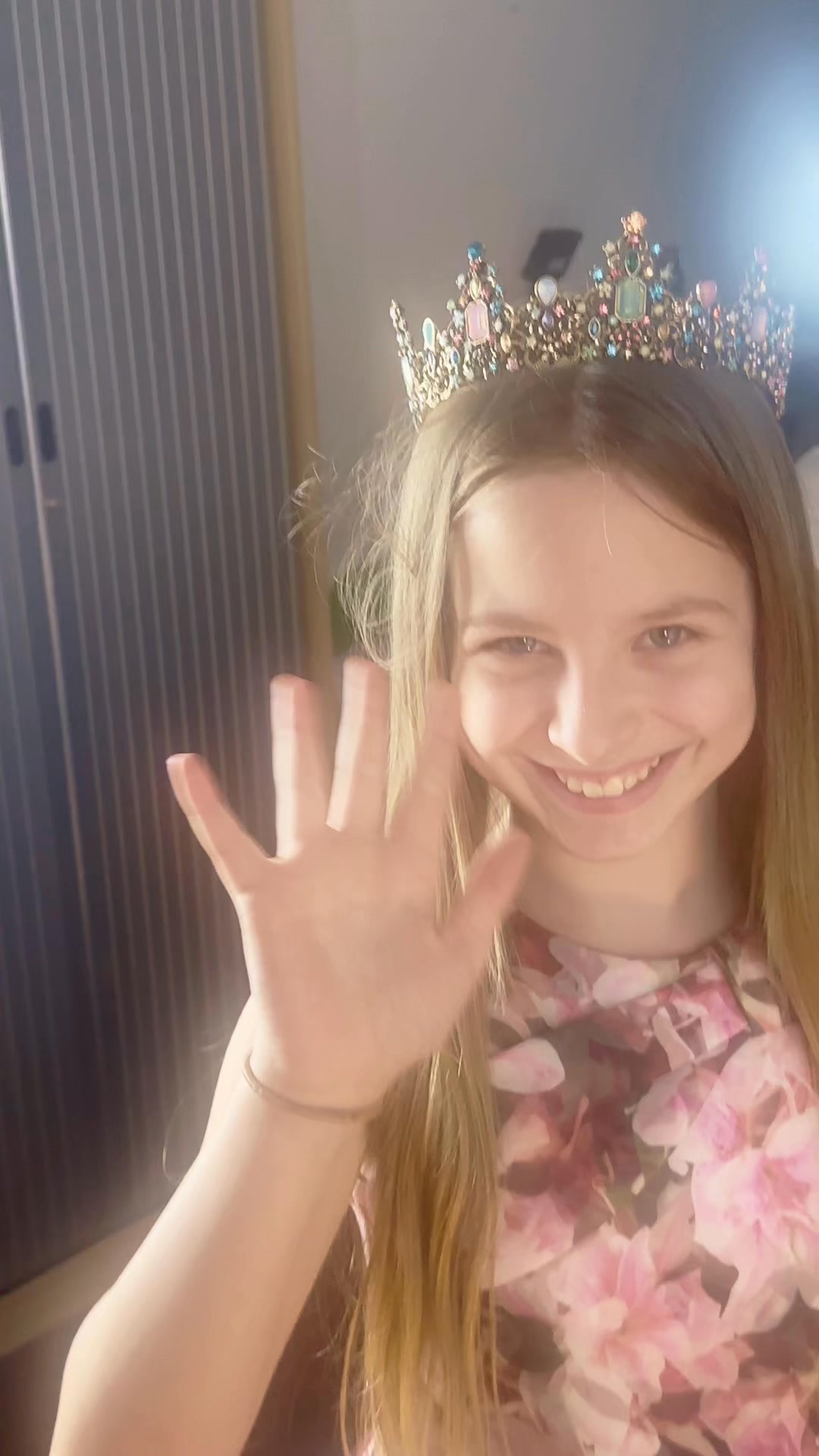 Как же душевно, трепетно и волшебно дети создавали эту постановку! На сцене — сказка, в сердцах — свет. Оборачиваясь назад, уже по фотографиям видно как мы растем вместе с нашими учениками: учим, вдохновляем, и сами учимся у них. Это не просто спектакль —это итог сотен часов труда, терпения и любви. Это доверие, творчество и сплоченная команда. Сколько сил, сколько стараний —и всё ради одного волшебного мгновенья, которое останется с нами навсегда. Мы давно поняли, что учеба — это не про «выучить и забыть». Это - про вырастить крылья! Счастливые Дети Liberi Laeti