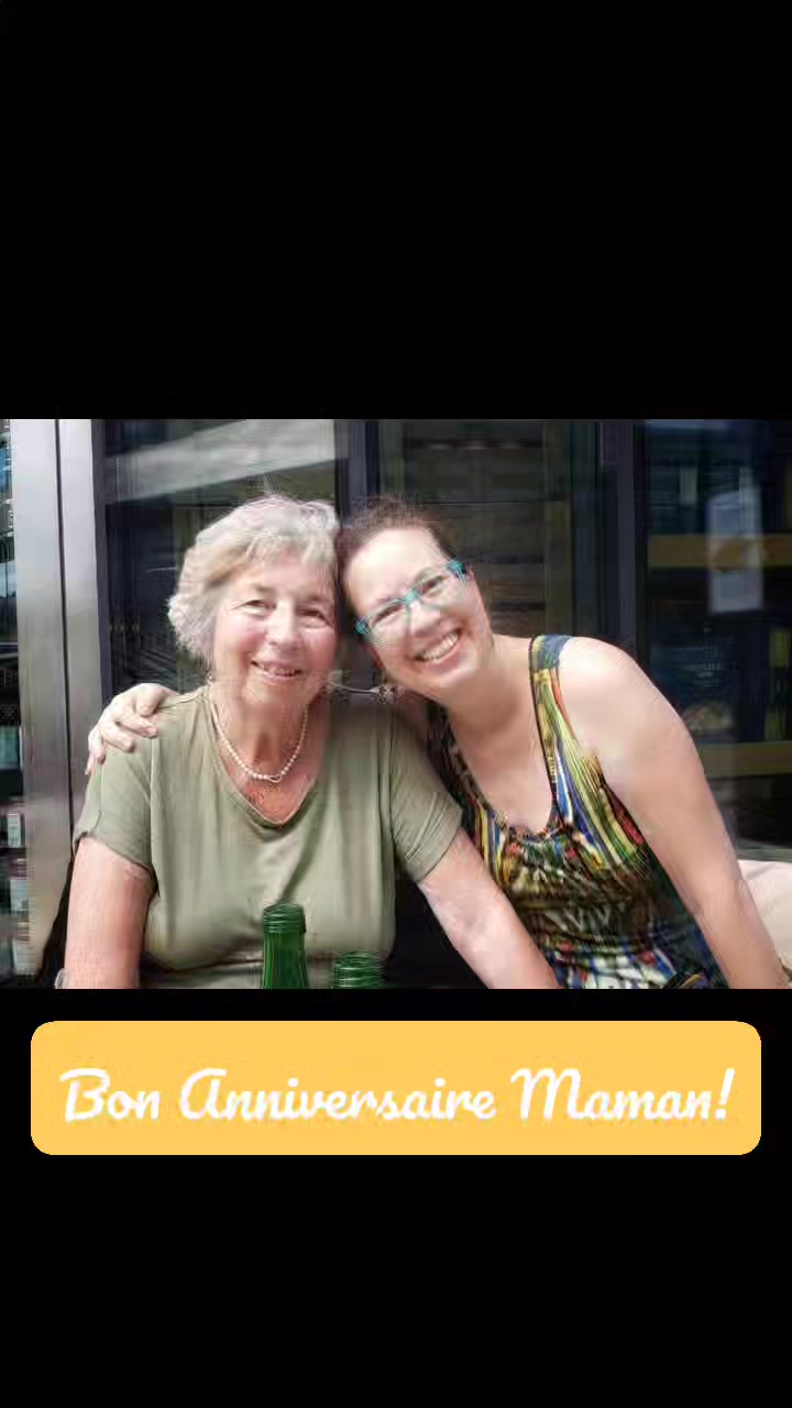 Gros bisous Maman! Heureuse de te voir bien entourée pour tes 89 ans!