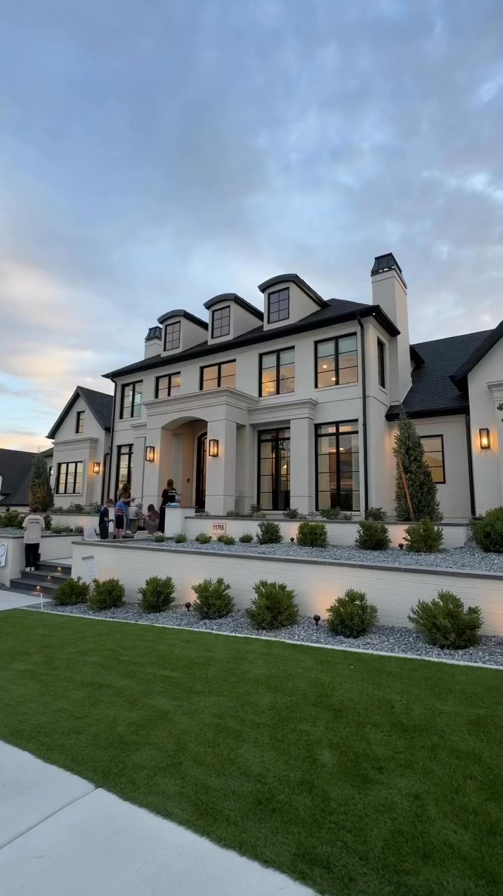 🏡✨ If you could design your dream home from scratch… what’s the *one* feature you’d have to include? A chef’s kitchen? A cozy reading nook? A slide from the upstairs to the living room? 😍
👇 Drop your must-have in the comments—I want to hear all the creative ideas!