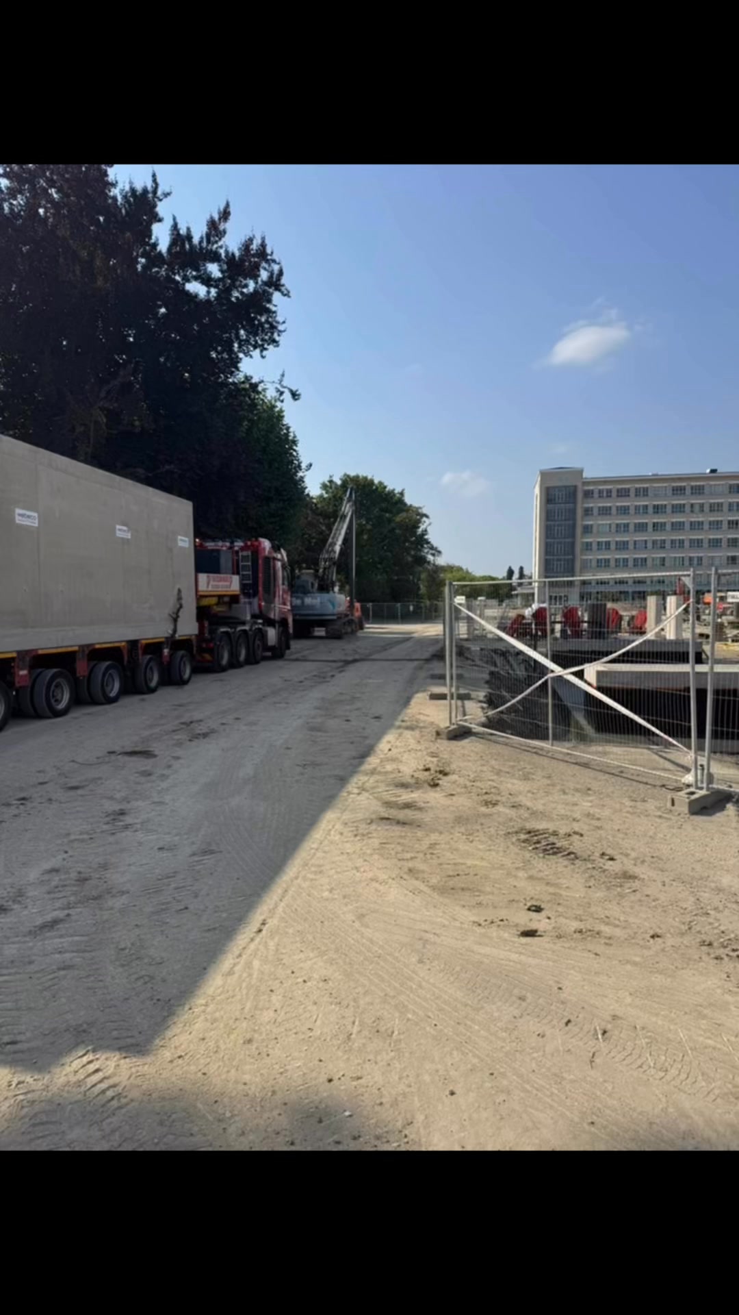 Tunnel ✅Timing ✅Team✅! Afgelopen dagen heeft team Grondwerken De Mol in een prachtige samenwerking met team STRABAG onder een strakke planning een tunnelelement van maar liefst 110 ton 💪 tot op de cm geplaatst! Op naar de volgende deadline! #merci iedereen ! 🙏 📷 Joren Bracke