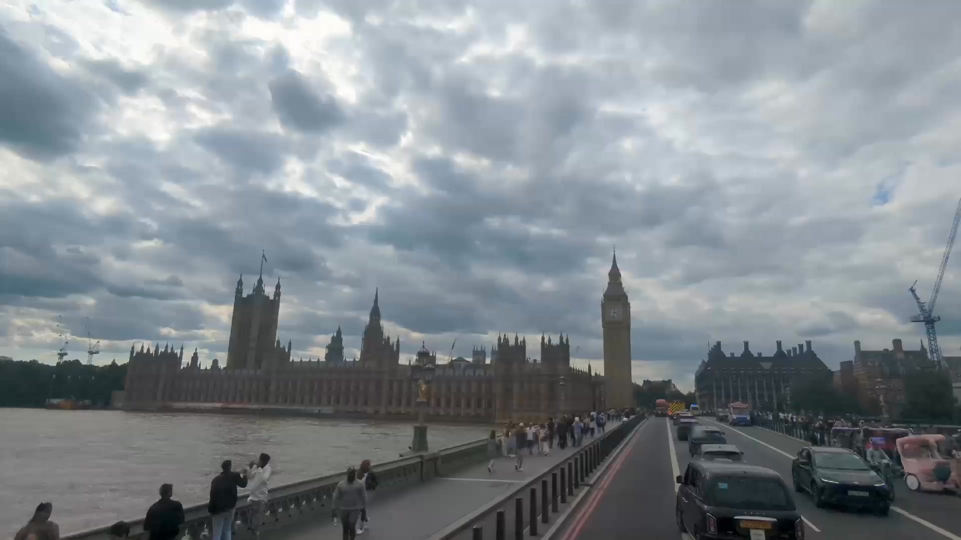 London Calling 🇬🇧
MAMA SAID a fait escale dans la brume enivrante de Londres.
Anaïs & Joshua, éclaireurs d’une vibe vagabonde, tissent entre les murs gris des harmonies profondes.
Dans le tumulte londonien, les mots claquent, l'énergie gronde.
Des plaines d'Occitanie aux pavés humides du Royaume-Uni, le crew continue de réinventer l'horizon pour vous préparer une vibrante saison 💥