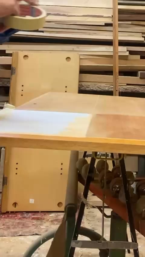 Dieses 4-türige #midcentury #vintage #sideboard wird gerade aufgefrischt für ein weiteres Leben. #satisfying #circulareconomy #furnitureflip Interessiert? Abonniert mich um das Resultat zu sehen. Roxanna Renew