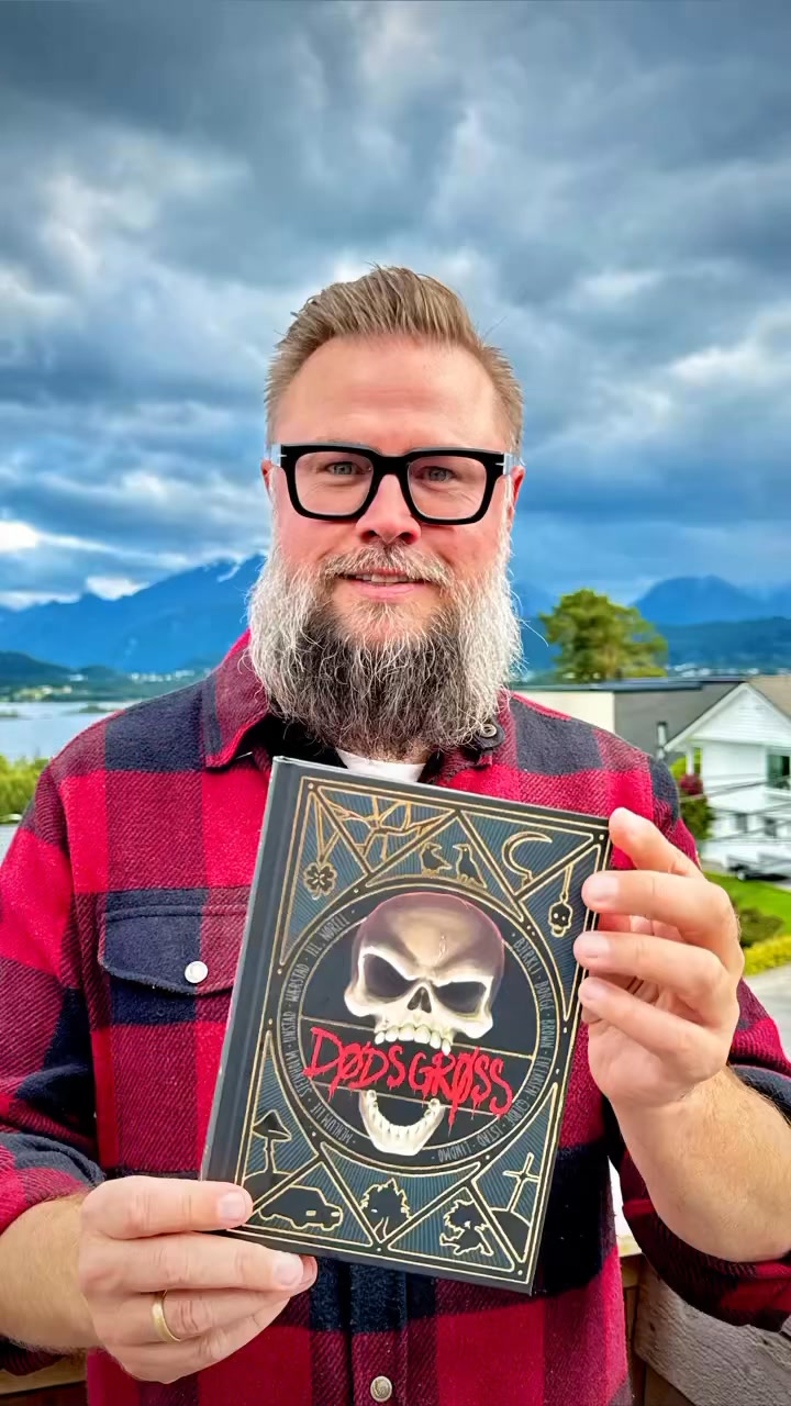 DØDSGRØSS er endelig i butikken.
11 skumle noveller fra 11 forskjellige forfattere. llustrasjonene til Martin Norell er groteskt vakre.
Forfatternes inntekter og forlagets overskudd går til Redd Barna.