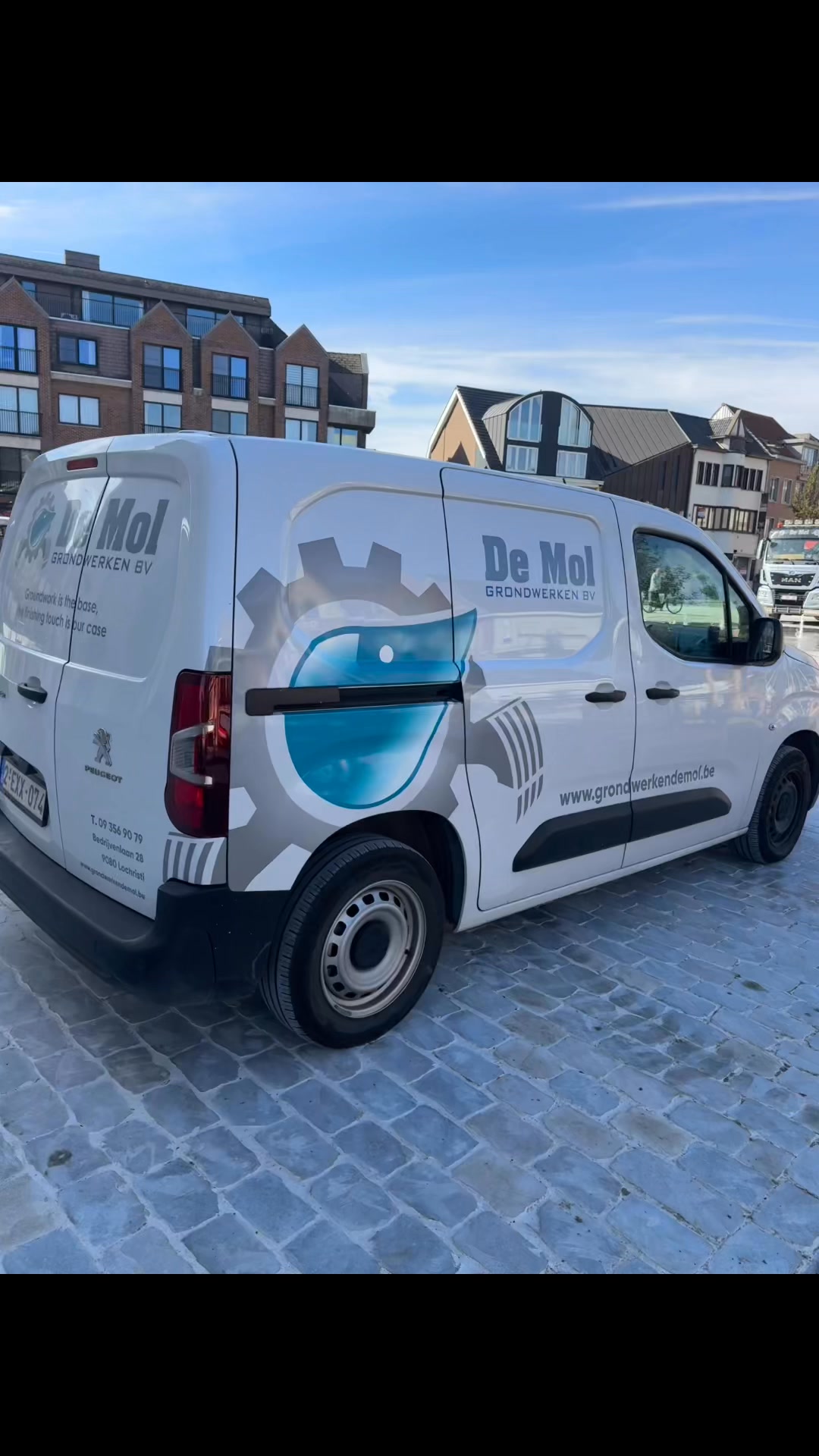 Afgelopen weekend heeft Gemeente Zele het vernieuwde marktplein feestelijk ingehuldigd met als hoogtepunt de indienststelling van de fontein en de onthulling van een prachtig kunstwerk van de hand van kunstenaar Olivier Bras en een zeer mooi en weldoordacht ontwerp van Atelier Ruimtelijk Advies en Atelier Horizon. Uitvoering uiteraard door Grondwerken De Mol en De Mol Recycling BVBA. Een oprecht welgemeende dikke dankjewel 🙏 aan al onze medewerkers, studiebureau, medewerkers van de technische diensten van Zele, het voltallige schepencollege, leveranciers en onderaannemers voor de geleverde inspanningen. Prachtig eindresultaat!✅ #merci #groundworkisthebasethefinishingtouchisourcase