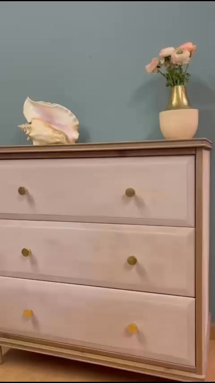 VERFÜGBAR Schlichte Tannenholz Kommode 80x80x38cm hellgrau lasiert, mit neue Beine, goldene Knöpfe und ultrahell rosa gestrichene Schubladen. CHF 185.-