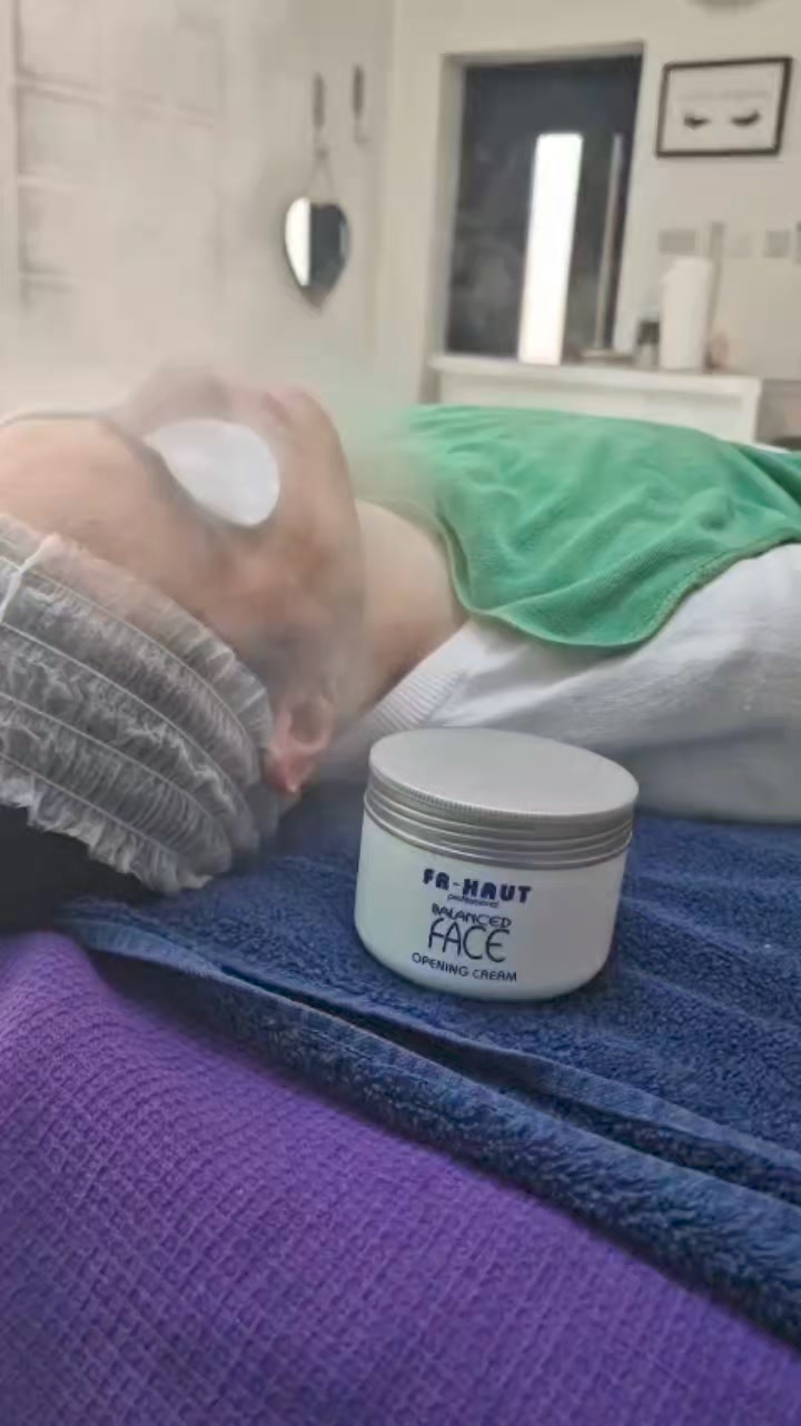 ✨️Deep face cleaning / black head removal✨️
Includes:
*Double clense
*Ultrasonic cavitation performed with a special machine and colodial silver with antybacterial and inflamantory healing properties
*Azelanic Acid peel depending on age , severity of acne and consultation
*Vapour pores opening with manual extraction .
*Ending with a specialist cream designed for acne prone skin
Professional advice on after home care
Book now 07753262819
#deepfacecleaning #facetreatment #skincare
