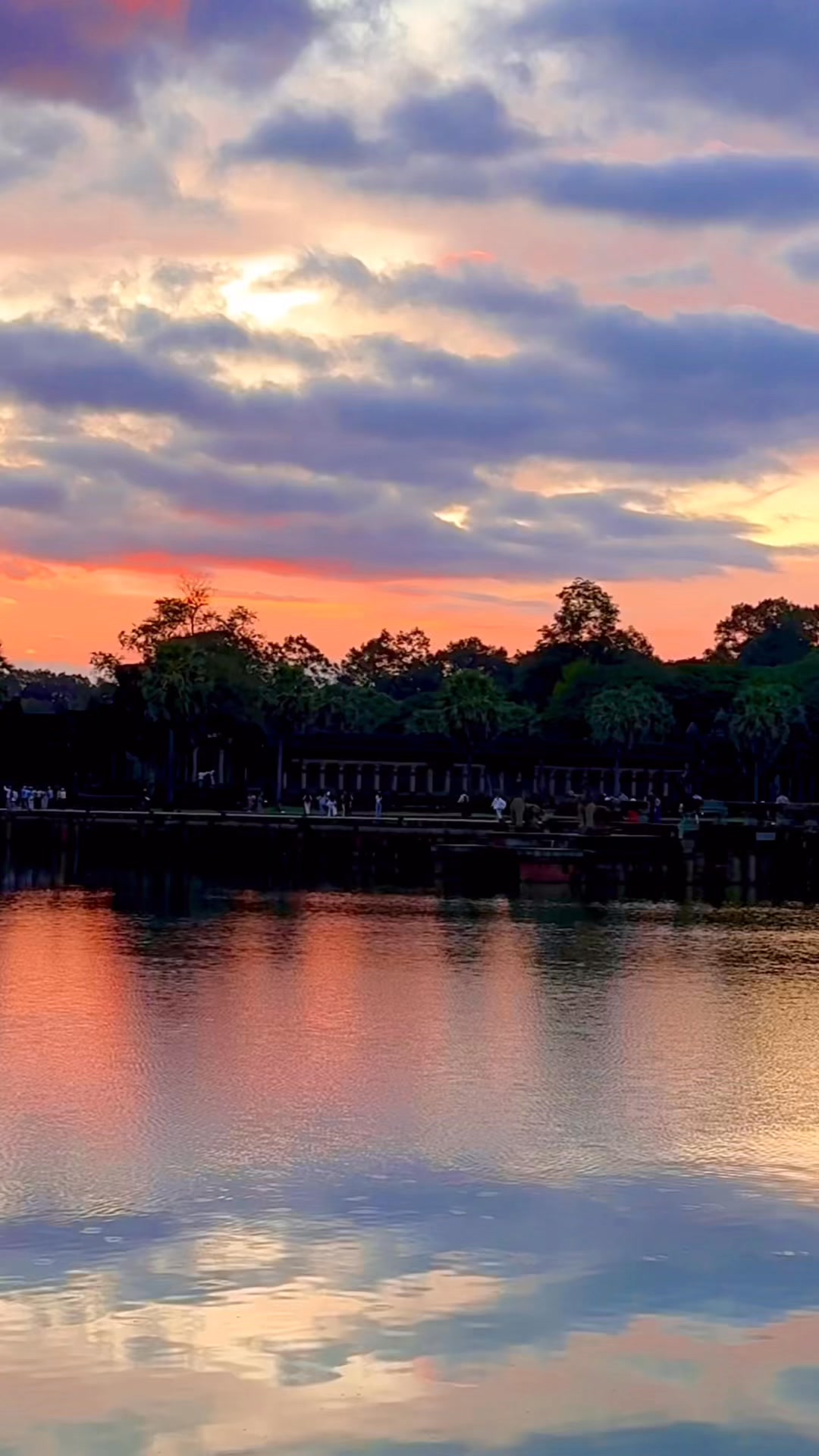 This morning was one of the best moments that you could wish for a sunrise. Angkor Wat, great company and a sky full of color just when you want it. By far the best sunrise I've seen here. #angkorwat
