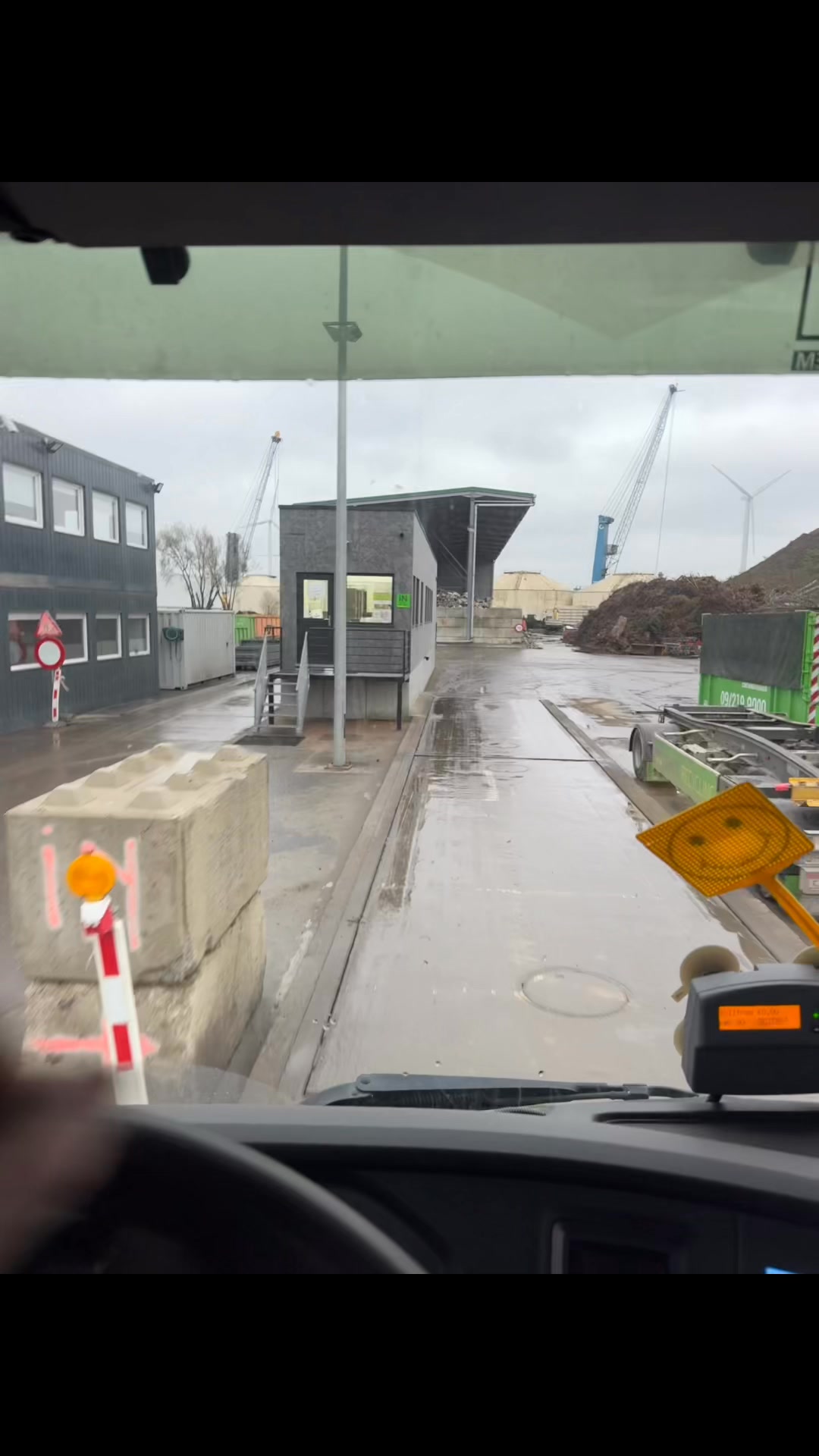 Zaterdag container dag ! Terwijl onze toppers van De Mol Recycling BV van een welverdiend weekend genieten voert baasje zelf wat containers uit! Dus container bestellen is niet twijfelen maar De Mol Recycling bellen !
Storten op onze site kan uiteraard ook op zaterdag ! #gent #happysaturday #container #recycling #betoncentrale #afvalverwerking #particuliers #9000gent Julie De Roeck Guido De ClercqWauters WernerPieter de Backer