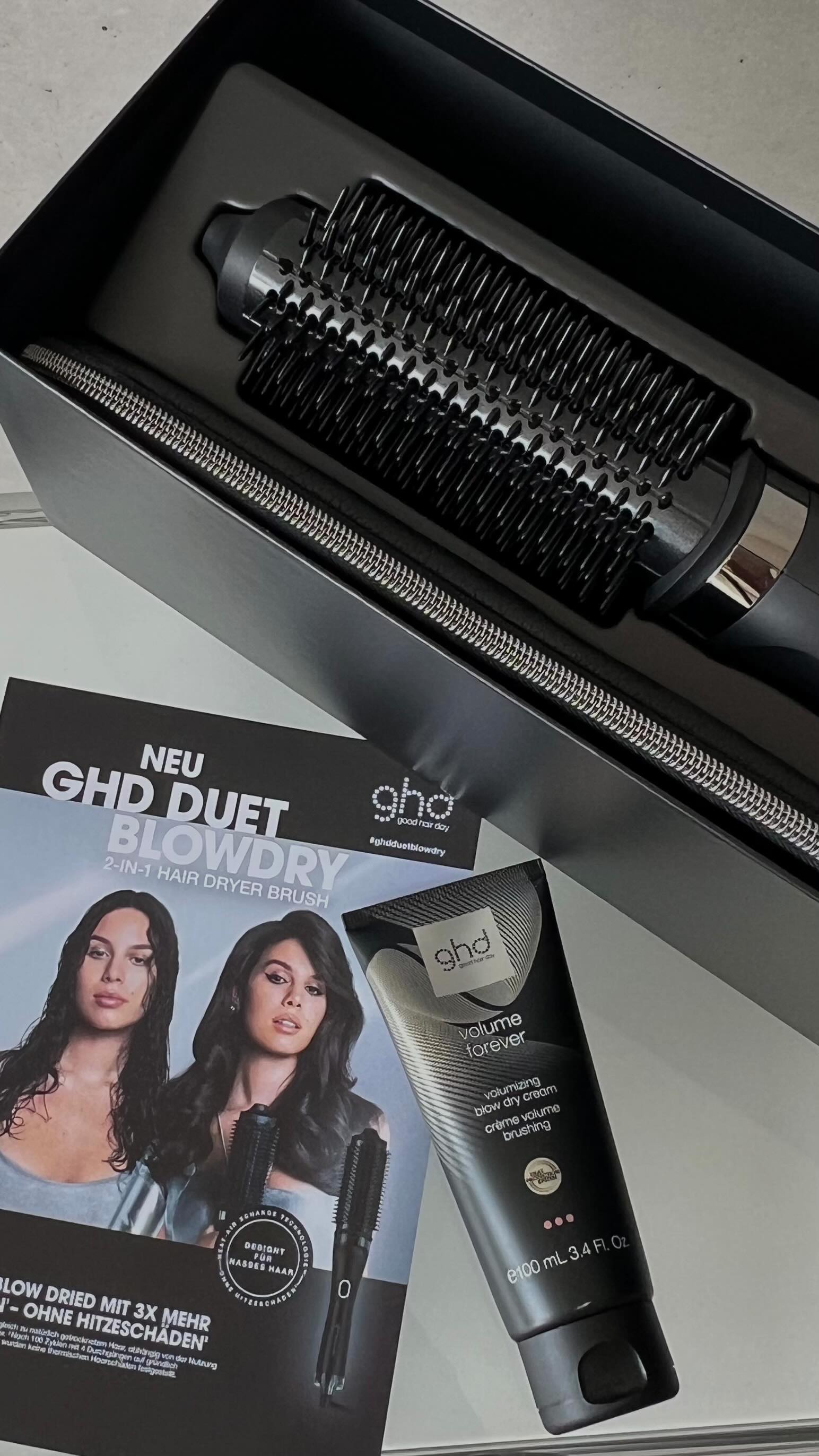 AD I Introducing ✨ghd duet blowdry✨ Die 2-in-1 Hair Dryer Brush von @ghdhairde 🤩 Wie wäre es, wenn die Mädels aus dem Team das gute Stück mal vorführen?
#ghdhairde #ghd #goodhairday #ghdinnovation #ghdblowdrybrush #agentur #köln #werbeagentur #haare #haarprodukt
