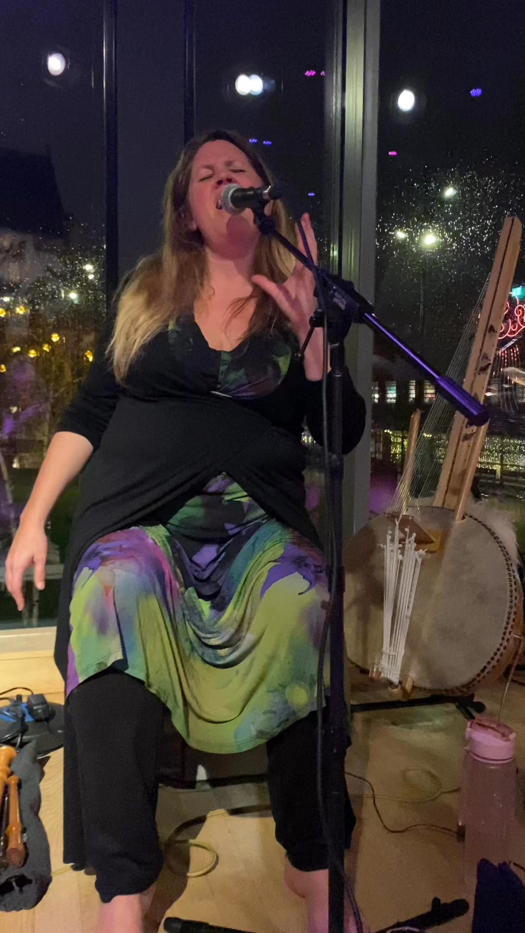 Wij verheugen ons om op 21 dec in het Eemklooster te spelen op de Midwinterviering in samenwerking met LOOF!! Daarvoor is er een bewust verbonden ademcirkel met Jasper van Hylckama Vlieg en Jo-Anne Van de Bor! 😍🎶❤️🥳🌈🔥🌸✨
Fragment van Dragonfly bij Ecstatic Dance Alkmaar afgelopen zaterdag ❤️
Tickets via Hipsy: https://hipsy.nl/event/137060-loof-midwinter-viering-ademcirkel-ecstatic-dance-met-dragonfly