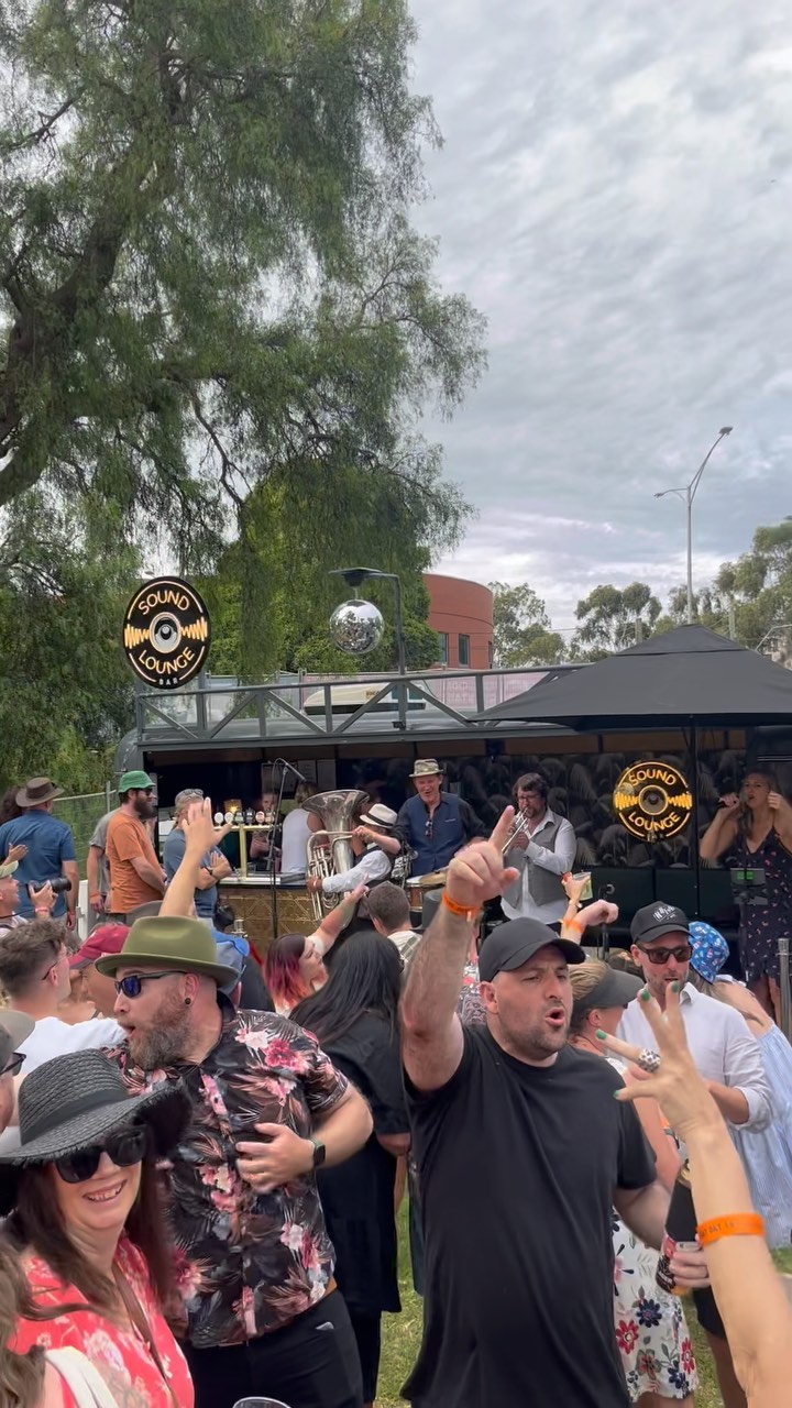 The Sound Lounge Bar in full swing! Dah - Dah - Daaaa! 🎵🍹😀
#mobilebar #mobilestage #festival #liveentertainment #goodtimes #popup