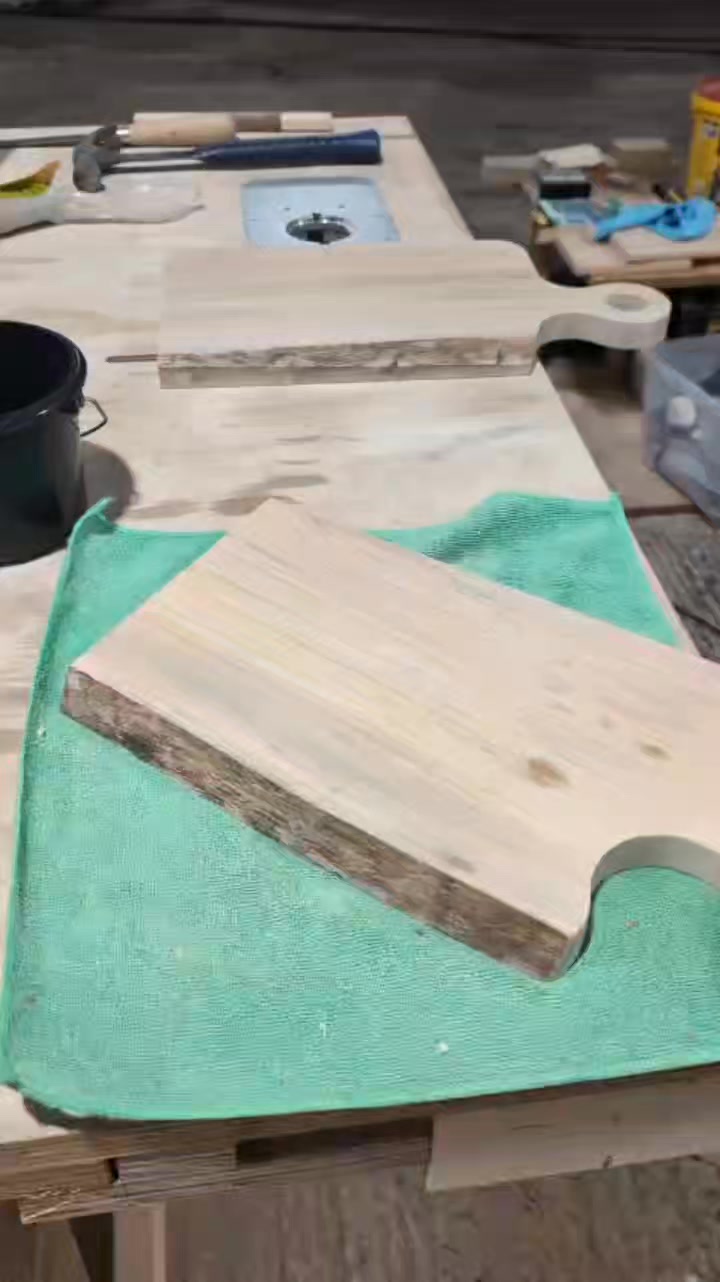 A late‑night oiling session for these new serving boards. Fresh Beech with those comfortable round handles I’ve been loving lately. They’re all ready for tomorrow’s Hereford Christmas Market, 9am–4pm opposite Marks & Spencer. @herefordmarkets
If you’re about, come say hello and have a feel of the new additions. There’s something special about seeing them in person, fresh from the workshop.
#woodworking
#carpentry #beech #bespoke