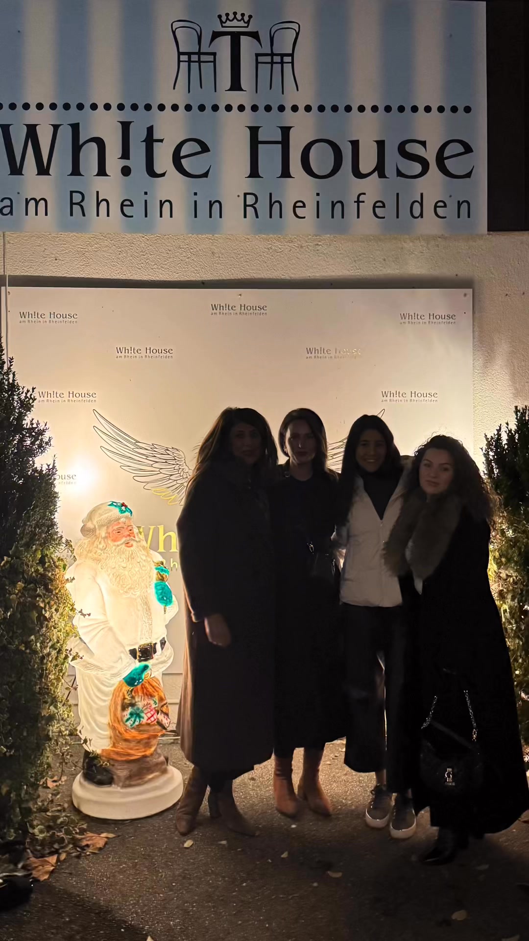 Dankbarkeit verbindet. Erfolg entsteht gemeinsam.
Was uns wirklich stark macht, ist die Freude am Tun und das Miteinander, das wir leben. Als Team haben wir erlebt, wie Vertrauen, Engagement und Zusammenhalt wachsen – getragen von Respekt und gegenseitiger Wertschätzung.
Das gemeinsame Weihnachtsessen war mehr als ein Moment des Innehaltens. Es war ein Erlebnis voller Freude, Harmonie und echter Emotionen. Lachen, Gespräche und gemeinsame Erinnerungen haben gezeigt, wie wertvoll diese Verbindung ist.
So, wie wir es lieben durften, haben wir es erlebt: authentisch, herzlich und gemeinsam. Dafür sagen wir von Herzen Danke – für jeden Beitrag, jede Begegnung und für das Gefühl, Teil von
etwas Besonderem zu sein.
#boutiquewhitebeach #laradedonno_coiffeuracademy#rheinfelden #haareschön #geroldswil #teamwork #TeamSpirit #TeamLovely #christmas2025 #Christmas #