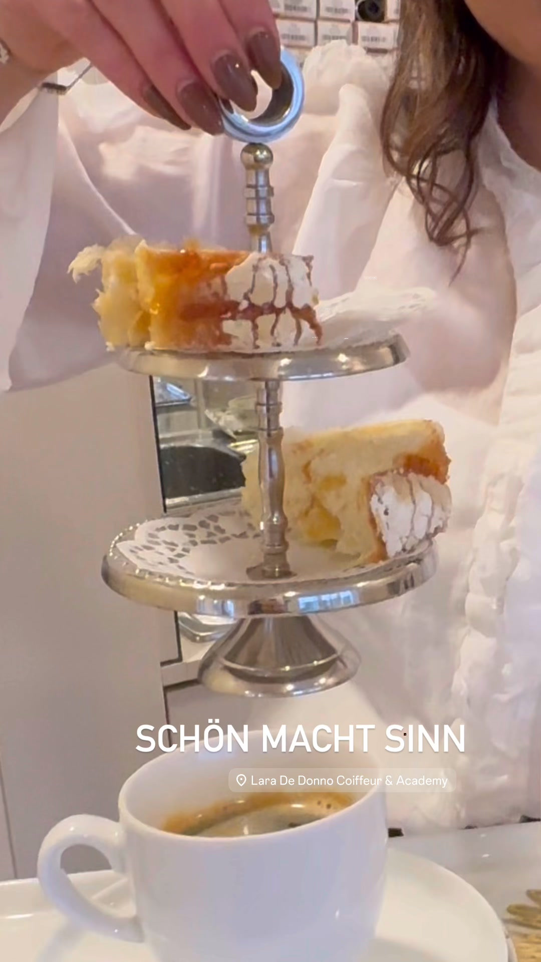 Freude im Hause – ein Erlebnis für alle Sinne.
Ein Coiffeur-Besuch ist mehr als ein Termin. Es ist ein Moment des Ankommens, des Wohlfühlens, des Genusses. Hände formen Strukturen, Haare erzählen Geschichten, Düfte liegen sanft in der Luft.
Zwischen Spiegeln und Lächeln entstehen Gespräche, Begegnungen und echtes Erleben. Man teilt Augenblicke, fühlt Vertrauen und lässt sich fallen. Aus kleinen Veränderungen wachsen große Wirkungen.
Glückliche Kunden, freudige Ergebnisse – sichtbar im Blick, spürbar im Gefühl.
Ein Erlebnis, das berührt. Ein Gefühl, das bleibt
#laradedonno_coiffeuracademy #weihnachten #lanuvola #como #düfte #freudeschenken #haare #erleben # dietikon #Geroldswil #zürich #züri