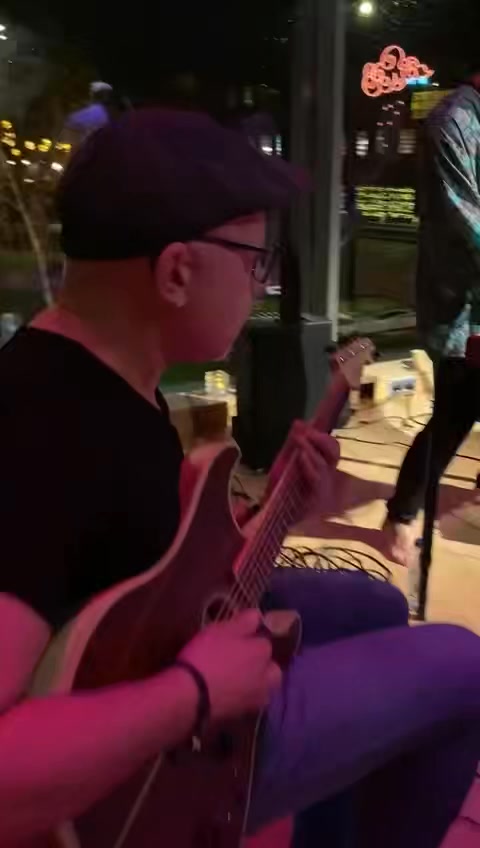 LOOF MIDWINTERVIERING met ADEMCIRKEL EN DRAGONFLY DANCE BAND - 21 dec Eemklooster Amersfoort
De donkerste dag van het jaar nodigt ons uit om stil te worden, te zakken in ons lichaam en samen de overgang naar het licht te vieren. In de prachtige kapel van het Eemklooster komen we samen voor een dag vol adem, muziek, verbinding en dans. Een bedding van bewustzijn én expressie, gedragen door intuïtie, klank en intentie.
Dit event wordt georganiseerd door LOOF, het Heelcollectief en Dymphi Peeters
⸻
PROGRAMMA
16:00 – 18:30| Ademcirkel met live muziek
Een diepe reis naar binnen via de kracht van de adem, begeleid door Jasper van Hylckama Vlieg, Jo-Anne Bor & Dymphi Peeters met live intuïtieve somatische muziek. We creëren samen een veld van overgave, zachtheid en helende kracht.
18:30 – 20:00| Potluck diner
Na de ademcirkel delen we samen een potluck diner. Neem iets lekkers, voedzaams of feestelijks mee om te delen. Wij zorgen voor thee, water & papieren bordjes, bekertjes & bestek
20:00 – 22:15 | Ecstatic Dance met Dragonfly Dance Band
Dans je vrij, dans je diep. De ecstatic dance ceremonie wordt gedragen door de bezielde live muziek van Dragonfly – een ecstatic dance band die met hun ritmes en klanken je hele systeem laat stromen. De muziek van Dragonfly ontstaat op basis van improvisatie. Verwacht wereldmuziek fusion van creatieve muzikunstenaars, van gevoelige zachte fado tot groevende akoestische trance dank zij de Samson brothers op percussie, de gigantische veelzijdigheid van Freek Zwanenberg op toetsen, de waanzinnige grooves van Gil Lopez op gitaar en bas en de stemklanken van Dymphi die je inspireren van je botten tot in je ziel.
Meer info: https://hipsy.nl/event/137060-loof-midwinter-viering-ademcirkel-ecstatic-dance-met-dragonfly