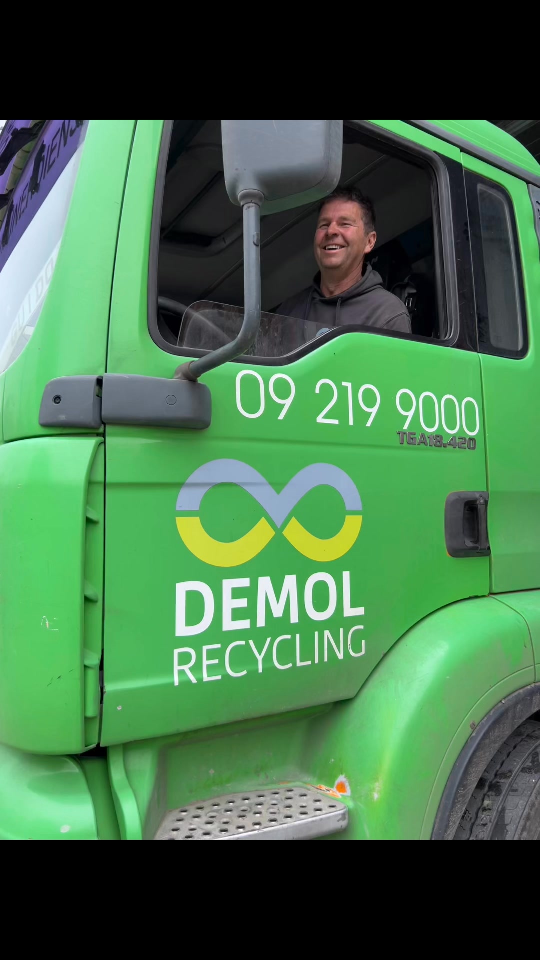 Dag van de Chauffeur! Merci aan onze mannen en vrouwen die elke dag de baan opgaan om onze klanten en collega’s te bedienen! 👍💪🚛🚛 bij Grondwerken De Mol en De Mol Recycling BV !
#merci #9000gent #mijnsportistransport #truckdriver #trucks #trucklife