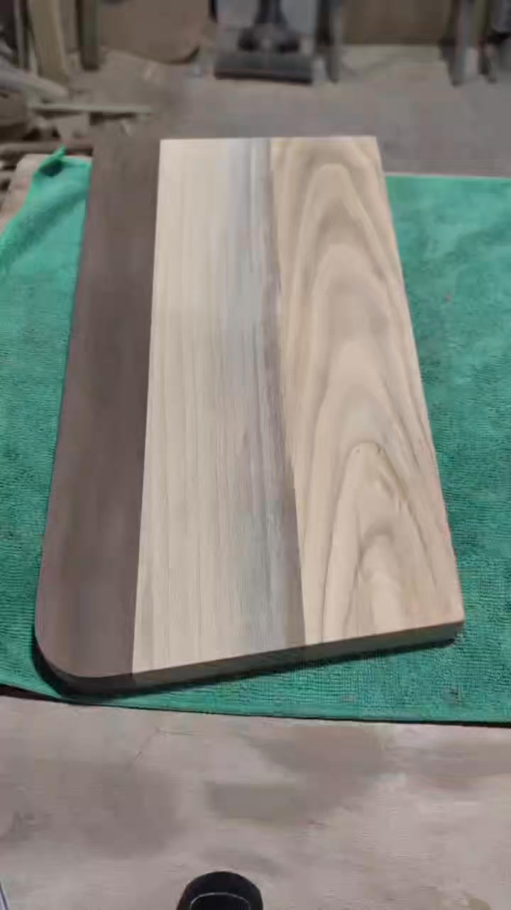 A quiet moment at the bench after the rush of the Christmas Markets last weekend. Bringing this walnut, cherry, and beech board to life. There’s something grounding about that first sweep of oil, watching the grain wake up, the colours deepen, and all the hours of shaping and sanding finally settle into place. Handmade, from start to finish.
#handmadeinhereford #woodworking #choppingboard #walnut #cherrywood #beechwood #smallbusinessuk