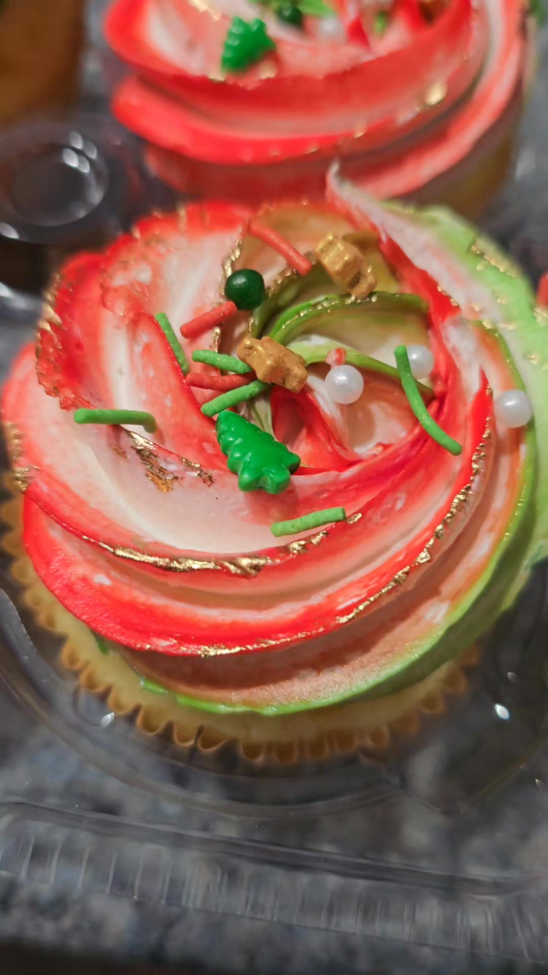 Day 11 of Christmas 🎄
Are you a holiday maximalist or holiday minimalist? 👀🧁
These cupcakes are for the minimalist crew 🤍
Classic never goes out of style.
Vanilla cupcakes with a festive swirled rosette and holiday sprinkles. Simple and Christmas ready 🎄
#614columbus #twelvedaysofchristmas #columbusfoodie #experiencecolumbus #localeats