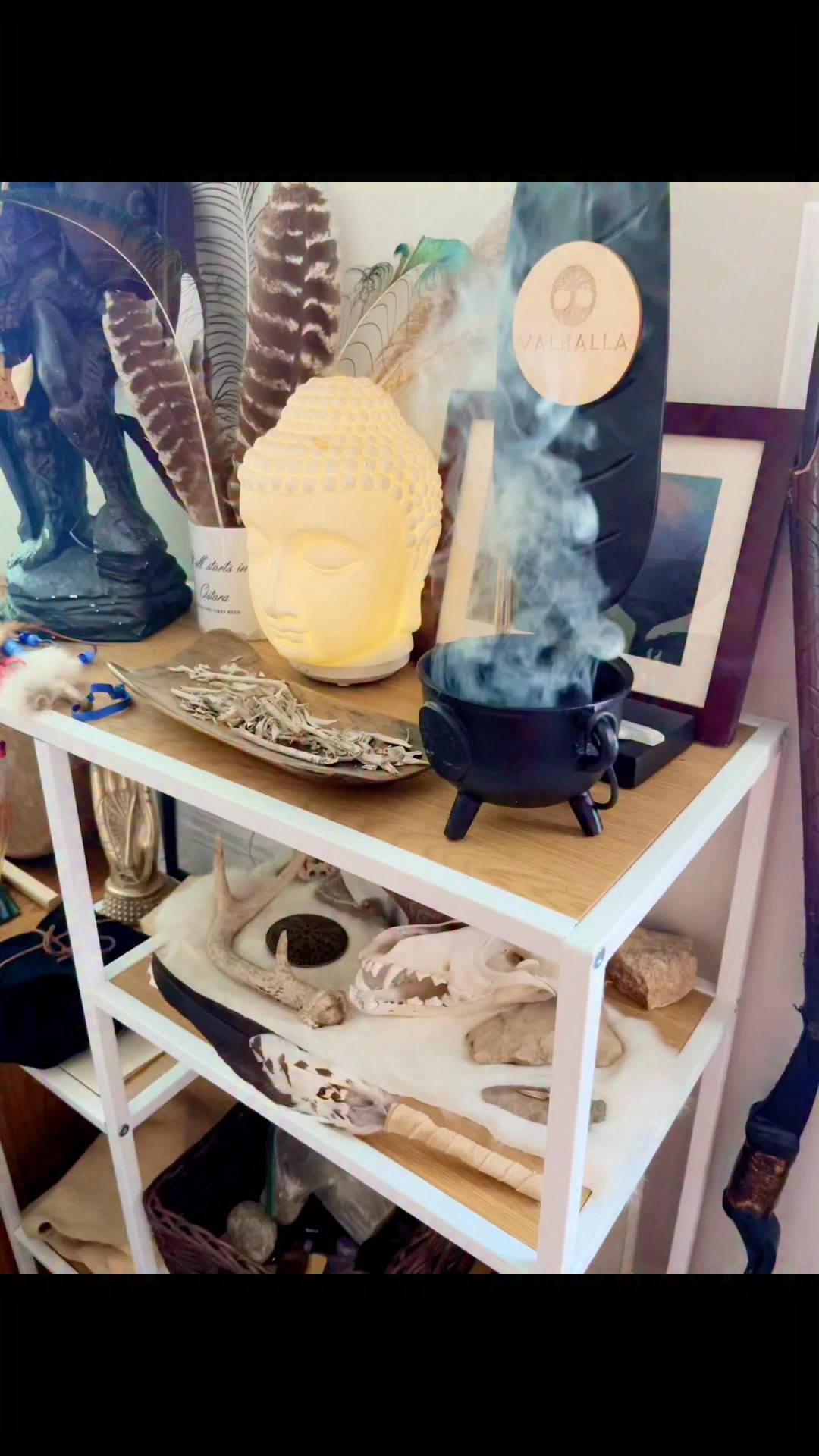 Happy Holiday blessings to all!! May this sacred smudge cleanse & welcome new energy of love, joy and prosperity to all ❤️🙏🏻🎄