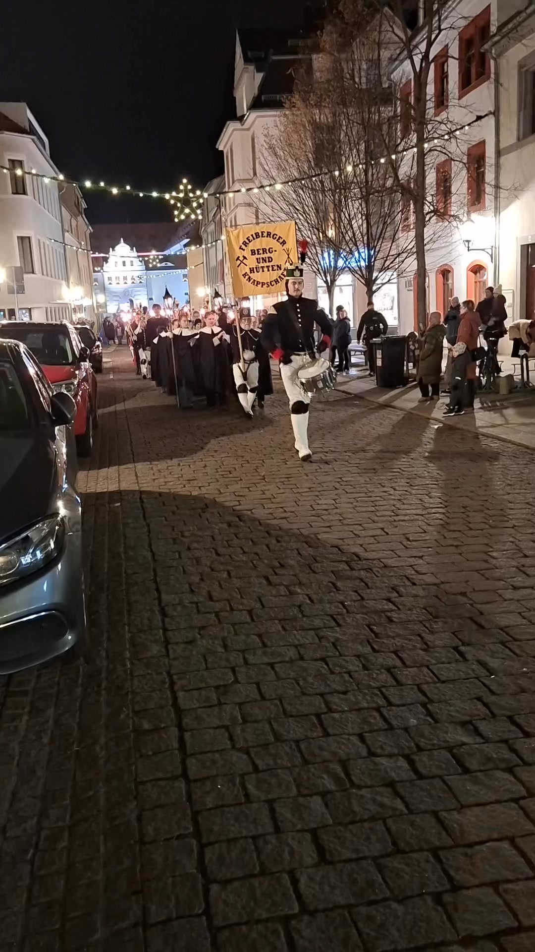 ⚒️✨Zum Einläuten der Weihnachtsruhe in unserer Silberstadt zogen wir gestern ein letztes Mal in diesem Jahr gemeinsam mit unseren Berg- und Hüttenleuten der Historischen Freiberger Berg- und Hüttenknappschaft und der Domkurende durch die Altstadt um einen letzten Glühwein zu genießen. Mit dem traditionellen Einläuten der Weihnachtsruhe durch Bergknappe Daniel endete der 34.Freiberger Christmarkt bis 22. in unserer Silberstadt Freiberg.
Video: M. Ruppert