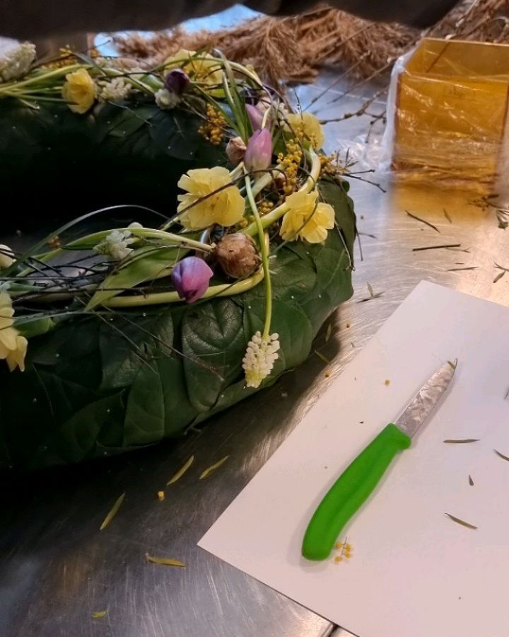 @ahlmanedu floristiopiskelijoilla kimppuviikko! Mukana myös seppeleen sitoja 🤩
#floristiopiskelija #kukkakimppu #tekemälläoppii #rohkeastikokeilemaan #seppele #craftsmanship #studentdesign @ahlmanviherjakukka