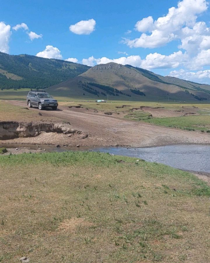 Nach der 3- tägigen Anreise zum Khövsgöl See (der mehr als 5 - mal größer als der Bodensee ist und an der Grenze zu Russland/ Sibirien liegt) erwarten uns erst mal 2 Tage Dauerregen und die Hälfte der Gruppe hat das mongolische Essen nicht so gut vertragen. Danach wird es aber besser... 🙃