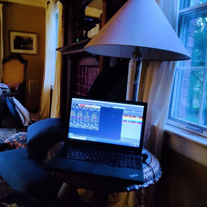 My laziest setup yet 🛋️ Hard to find a good reason to get up.