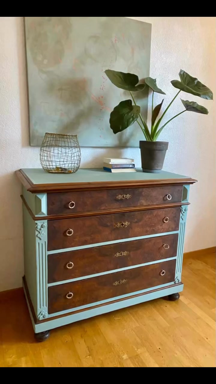 VERFÜGBAR- Sehr geräumiges antikes Möbel mit 4 abschliessbaren Schubladen, restauriert und in mattem Salbeigrün gestrichen. Perfekt auch als Wickeltisch. Länge 110 Höhe 93, Tiefe 58 cm CHF 460
Siehe bitte meine anderen Inserate für günstigere Optionen. #vintagefurniture #antique #upcycling #flippedfurniture