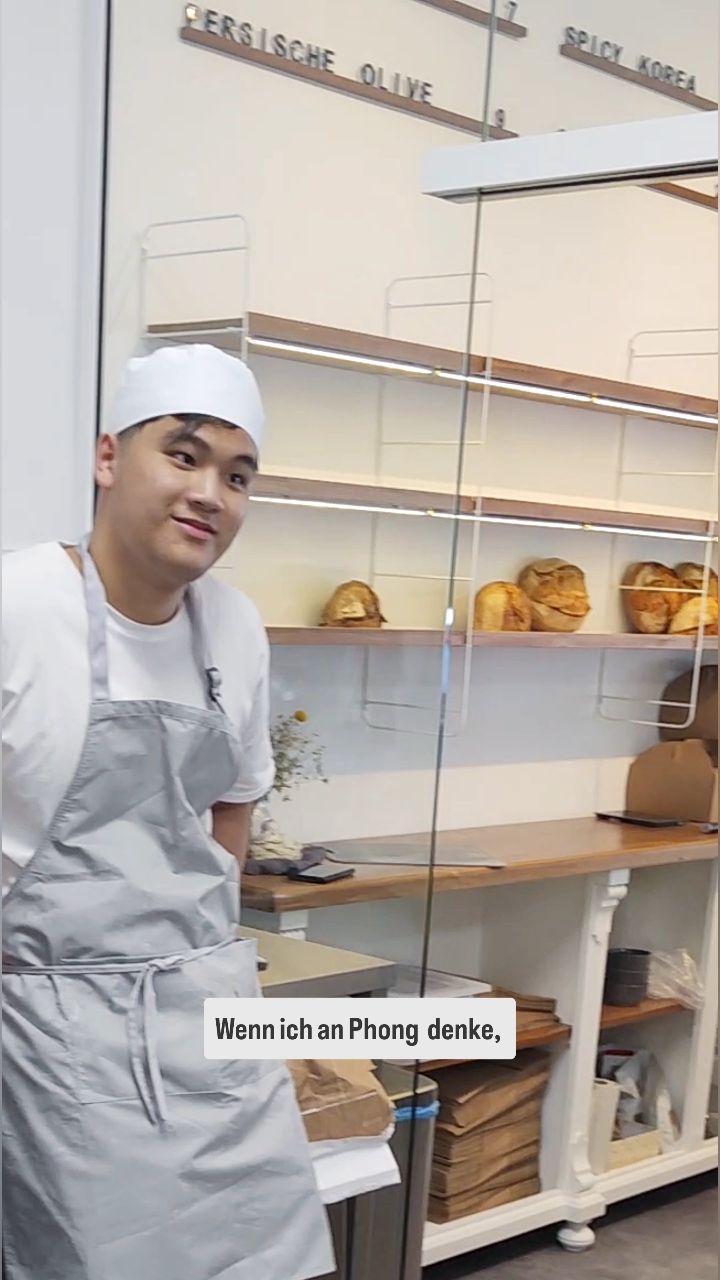 Happy Birthday Phong 🎂🎈
Schon Monate vor der Eröffnung warst du dabei und einer der ersten im Team, immer zuverlässig, bei jedem Backtraining dabei.
Außerdem bist du immer da, wenn man dich braucht, danke 🫂
Zu sehen: Nam, Long, Erik, Ilias 🙋🏻🙋🏻🙋🏼🙋🏽 (und Phong)
Regie, Kamera & Schnitt: Hoai 🙋🏻♀️
#sauerteig
#sauerteigbrot
#sourdough
#berlinerbrot
#brotbacken
#brotbackenmachtglücklich
#berlinfood
#berlinfoodie
#berlinfoodguide