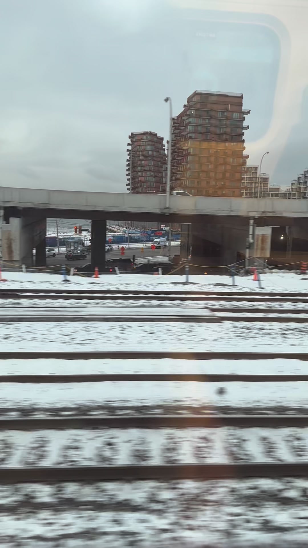 One of those everyday Toronto moments that never gets old. The hustle, the movement, the city energy… pure downtown vibes.
#GOTrain #UnionStation #TorontoLife #TorontoVibes #CityMoments #UrbanScenes #commute #TrainSpotting #CanadaLife #TorontoReels #trains #GOTRAIN