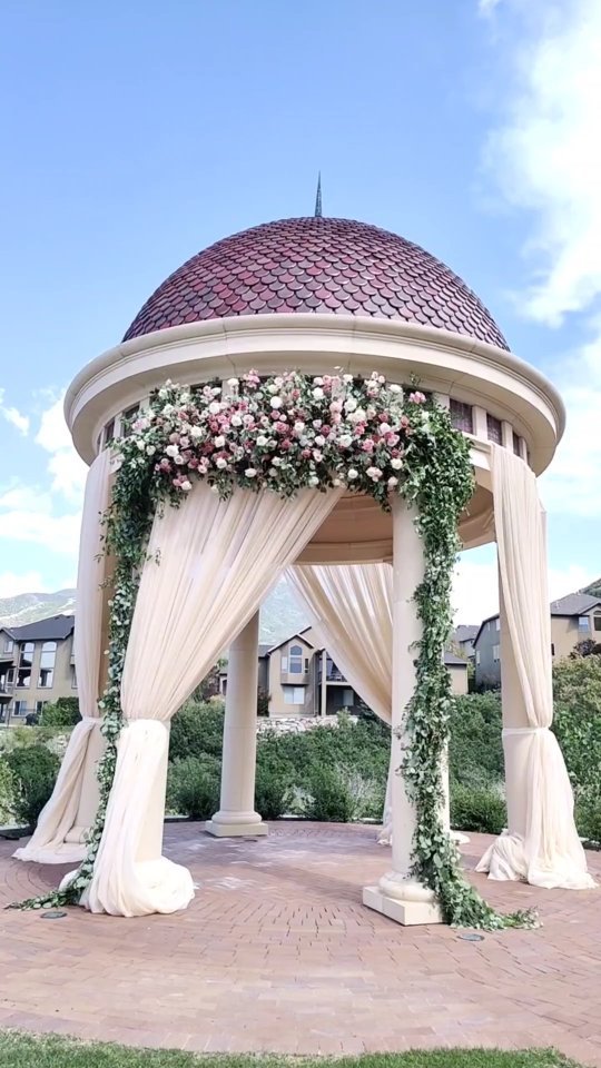 Picture Perfect!
@siempreutah was the perfect venue for Dawn and Matt's beautiful wedding and Reception. Siempre features 2 large event rooms, an outdoor ceremony space, matching bride and groom's rooms, small side room, a large patio, and many photogenic views. With plenty of space to work, you can seamlessly transition from one activity to the next.
Interested in having your event at @siempreutah? @creatinglifemoments would love to coordinate your special day from start to end.
Flowers: @brontesflorals
Photographer: @nicoleastonphoto
Lighting: @moonlightutah
Catering: @maglebys_catering
DJ: @dj.c.chanz
#utahweddingvenue #summerwedding #utahviews #eventplanner #draperutah #weddinginspiration #celebrate #engaged #planmywedding #venue #classy