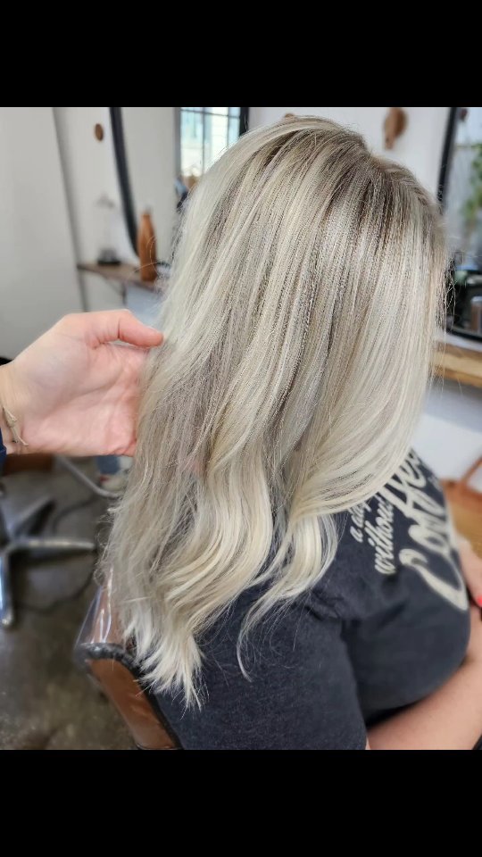 Live results are in ‼️
Live classes are available to view for 3 days. Sign up @theombrelageacademy ‼️ lots of great info about methods and business behind the chair.
Method and Formula::
TECHNIQUE: 2-part Platinum #Ombrélage touch-up using
@wellahairusa pro products #wellahair #wellalife
1st & 2nd parts//
*Placement & Methods in each section go to @theombrelageacademy
*HAIRCUT: Long Face frame with longs layers
DURATION: 3 hrs total
TOUCH UP time: 3-4 months with Gloss refresh appointments in between.
Turn on notification to get my live alerts 📢 📢