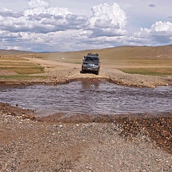 Verlässt man die wenigen "Hauptstraßen", so trifft man auf Pisten bei denen teilweise bis zu 10 Fahrspuren parallel durch die Landschaft führen - man sucht sich halt eine aus.... Falls die Richtung nicht mehr stimmt, wir über die Steppe zur nächsten Fahrspur in die richtige Richtung gekreuzt. Bei Gegenverkehr wird halt ausgewichen. Da wird der Rechtsverkehr auch mal vergessen. Trotz Rechtsverkehr haben hier sehr viele Autos das Lenkrad rechts. Schilder und Wegweiser gibt es hier so gut wie gar nicht. 🙃