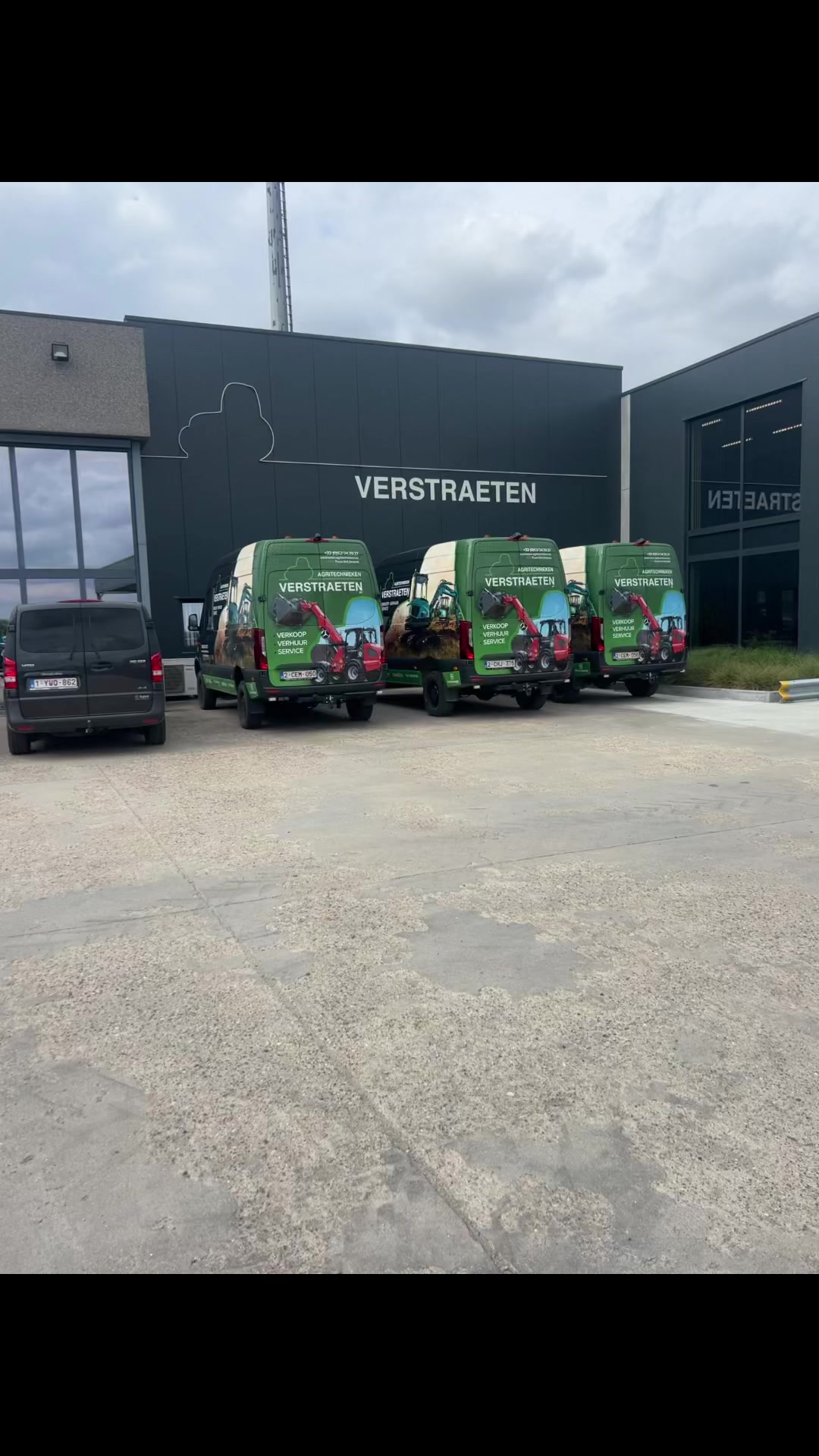 Nieuw werkpaardje erbij bij Grondwerken De Mol! 😎🦾🚜Binnenkort meer nieuws. Ben jij of ken je iemand die met één van deze mooie combinaties wil werken ? Taggen maar 👆👆#dumpertruck#investments #deutzfahr #recycling #traktor #TeamDeMol #hiring #grondwerken #afbraakwerken #waterbouw #recycling