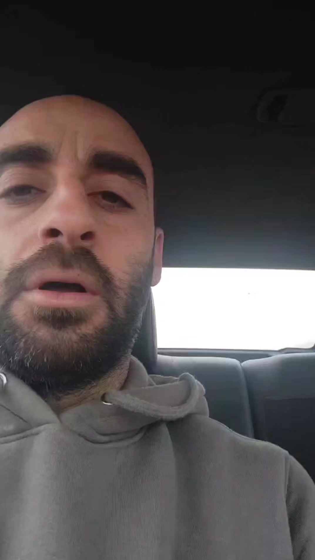 الحمد لله انقذنا المسكينه و لقينا عيادة في سيدي عبد الرحمن تخيط جرح الكلبه اللي مضروبه بفاس في ايديها أو آله حاده عشان تعمل جرح بالمنظر ده!!
انا حاليا هخليها عندي لأن لازم يتطهر الجرح كل يوم و يوم الأحد هنحدد إذا كانت هتروح boarding تكمل علاجها هناك