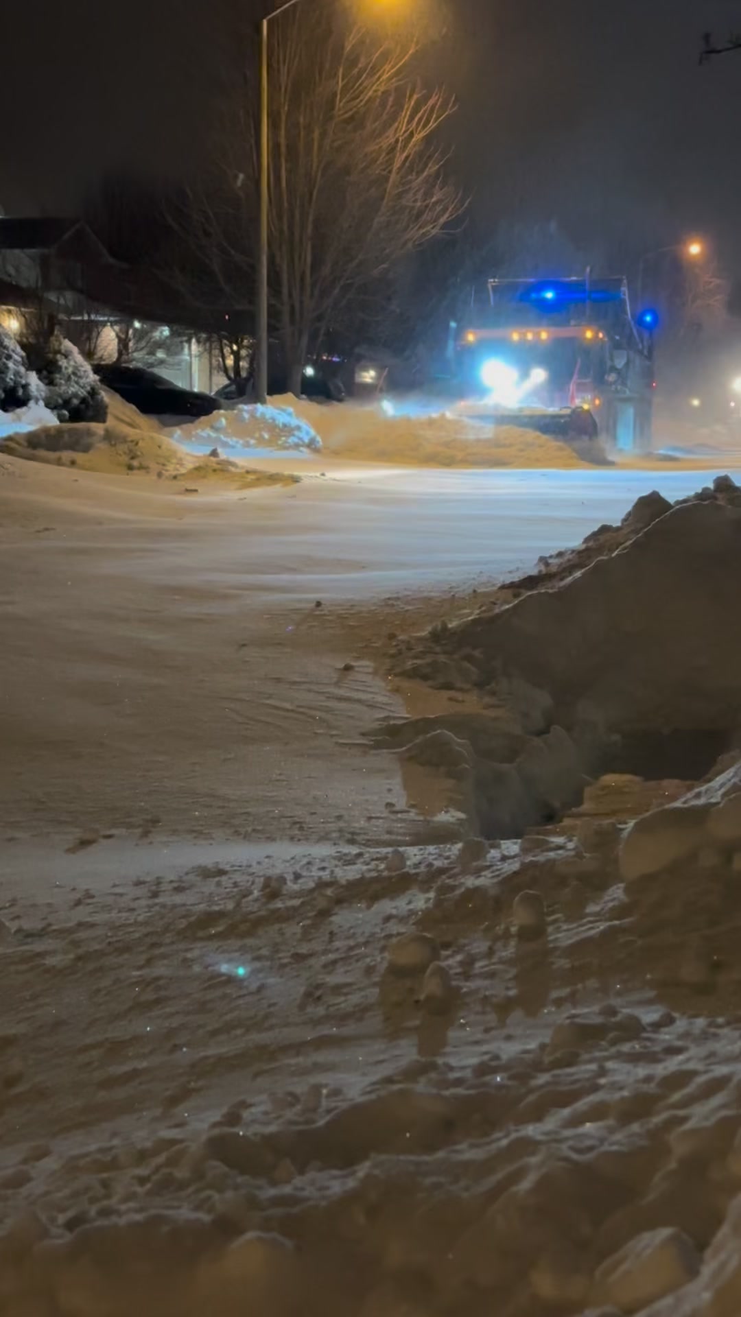 Cold outside, cozy vibes inside… that’s the balance 😌☕️
Who else is not leaving the house today?
#TorontoSnow #SnowDay #WinterInToronto #CanadianWinter #CozyVibes #SnowStorm #WinterMood #canadasnowstorm #wewillsurvive #torontoreels #bigsnow