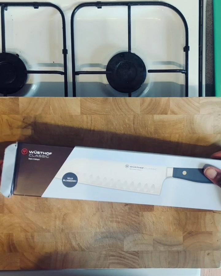 Straight out of the box and RAZOR sharp as it should be.
Makes preparing food for cooking so much easier.
An excellent product #whustofknives