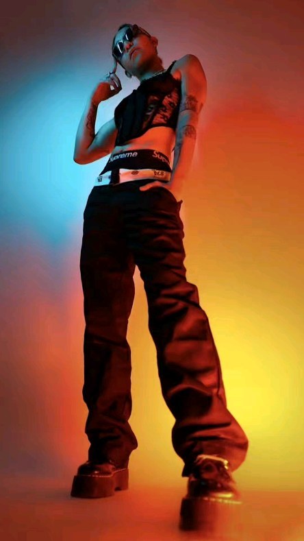 Sow est née et a Grandi à Grenoble. Dès son plus jeune âge, l’artiste non binaire a baigné dans la culture hip hop grâce à ses grands frères breakers et rappeurs. Elle commence le break et le Locking à l’âge de 9 ans pour ensuite se diriger vers le popping à ses 12 ans. À 16 ans elle découvre le monde commercial avec des cours de street jazz et de commercial avant de tomber amoureuse du dancehall et de sa culture. Sa passion la pousse à ouvrir son cœur à tous les styles à travers des voyages aux États-Unis, aux Pays-Bas, en Espagne et en Angleterre où elle se nourrit des différentes cultures pour faire grandir sa danse et son mouvement. Loin des étiquettes des genres et des styles, sa danse est une fusion de toutes ses inspirations dans la vie : la mode, la Musique mais aussi le graphic design (qu’elle a étudié pendant 3 ans) ainsi que de tous les artistes qui ont impactés sa vie.
En 2023, elle ouvre son cœur au public en créant son espace de training à Lyon tourné autour de la bienveillance, de linvidualite et de la santé mentale : The Sessions. elle souhaite transmettre à travers ses trainings toutes les clefs qu’elle n’a pas eu pour se découvrir en tant que danseur mais aussi en tant qu’être humain.
En 2024, grâce à The Sessions, elle s’allie avec le chorégraphe et danseur Espagnol Pablo Brotons pour créer The Vision : un projet collaboratif où la danse n’a plus de frontières.
Aujourd’hui, après des expériences scéniques comme la comédie musicale Independent Queen au Casino de Paris,des clips vidéos d’artistes engagés comme Ali and the Stolen Boy ou Ylow ainsi que la Paris Fashion Week 2024 pour la marque Etudes, Sow est prête à s’investir encore plus dans le paysage artistique à Paris. Versatile, unique et débordante d’énergie et de bienveillance elle souhaite partager son art pour des projets qui comptent en tant que danseuse et chorégraphe.
Pour suivre cette artiste c'est par ici @sow_aachari
Professionnel du spectacle, vous souhaitez contacter cette artiste ? Rdv sur notre site / Lien en bio
#danse #danseuse #hiphop #spectacle #ohlartiste