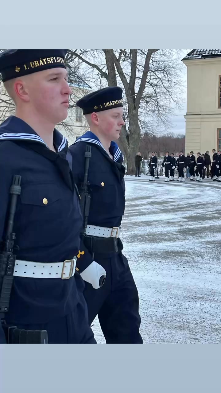 Den kommande veckan kan kungen & co känna sig trygga. Marinbasen tog idag över vid en fin ceremoni vid Drottningholms slott och Albin är en av dem. Som de har övat, och det märktes.