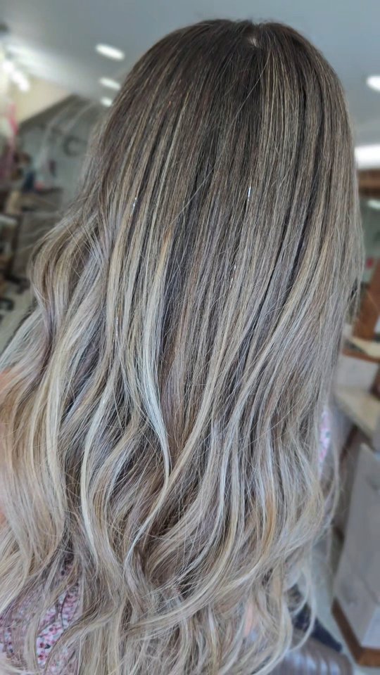 Live results‼️
COLOR: Dimensional "Bronde" with Micro Shimmer #microshimmer ✨️
TECHNIQUE 📐: 3 Part #Ombrélage using @wellahairusa pro products #wellahair #wellalife
CUT ✂: Carved and Sliced layers for a soft layered look
DURATION 🕥 : 4+ hrs.
TOUCH UP time⏳: 6- 8 months
For Training, Pro Formulas & in depth methods sign up at link in bio @theombrelageacademy & @theartofombrelage