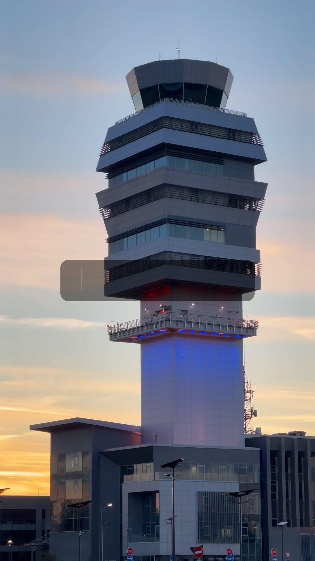 ๐ก๐ข๐ฉ๐๐ ๐๐ฅ๐ ๐ฅ๐ข๐ฆ๐ฆ๐ข tra Bologna e Belgrado, piรน rosso dโamore come lโAida di Rino Gaetano grazie al ๐๐๐๐๐๐๐ ๐
๐๐๐ e ๐๐๐๐ ๐๐๐๐๐๐.
Cosa abbiamo portato a casa?
dalla ๐
๐๐๐
๐ท il Verduzzo di @az_agr_cecchinimarco
โก๏ธ il dinamismo di @artico.aziendaagricola
๐ฃ la turbolenza de @_laricolla_
๐ il Pashka @casebianche da abbinare alla pizza
๐ il vulcano di competenza chiamato @pieropanwines
da ๐๐๐๐ ๐๐๐๐๐๐
๐ช๐ป Il coraggio di @vinarija_dalia
๐ฆ๐ฑ la coesione degli albanesi
๐บ la storia di @vinarija_jovac
๐บ๐ผ il dopo fiera organizzato dalla Macedonia del Nord al @radissoncollectionbelgrade
๐ถ๏ธ la classe di @ikerwine alla postazione @falstaff.magazin
๐๐จ๐ฌ๐ ๐ฆ๐ข๐ ๐ฅ๐ข๐จ๐ซ๐๐ซ๐๐ข
Piรน attivitร che coinvolgano la cittร , gli esercizi e le cantine locali in un sistema di economia circolare durante i giorni di fiera
Piรน talk e approfondimenti. Le Masterclass sono straordinarie chiavi di lettura ma spesso ci si limita ad assorbire tacitamente dei copioni sensazionalistici in cui si rischia lโautoreferenzialitร
Ghiaccio, sputacchiere, tovaglie, punti luce e postazioni per il lavaggioโฆ entrambe le manifestazioni sono dovute correre ai ripari in seguito ad alcune disattenzioni su dotazioni e manutenzione
Organizzare la vendita implementando il modello adottato da Winevision, senza via vai di carrelli e col supporto di personale addetto alla logistica, un poโ come siamo abituati a vedere da IKEA, in unโarea specifica del padiglione in cui gli ordini vengono poi ritirati alla fine
Ok lโinserimento dellโolio a Bologna e degli spirits a Belgrado, ma il tentativo รจ sembrato un poโ timido. Una proposta? Approccio โdual flagโ alla Enrico Mattei, il sistema cultura ringrazierร
โฆtorniamo adesso buoni, รจ iniziato dicembre e terminata questa fase di collaudo, auguro ad entrambe le manifestazioni il meritato decollo ๐
#mercatofivi #fivi #winevision #winevisionbyopenbalkan