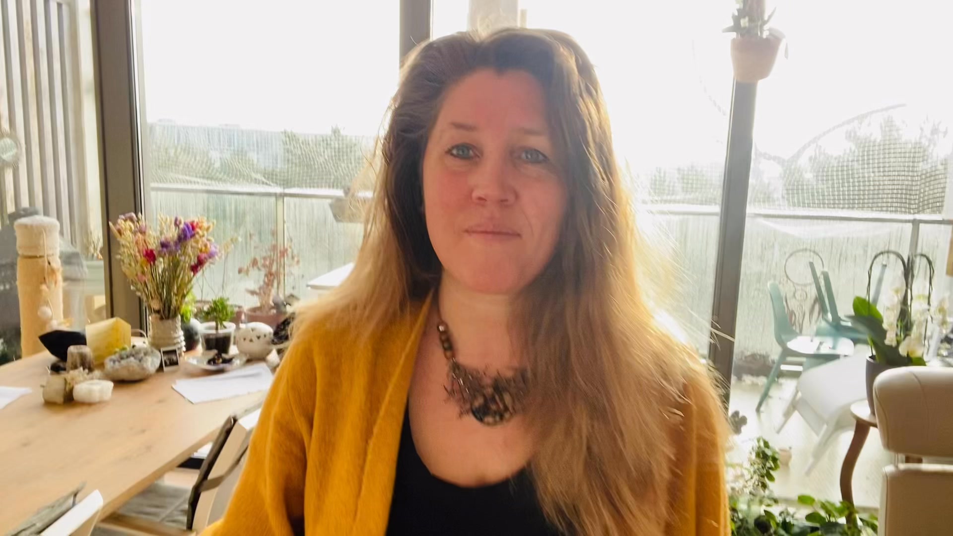 Vocaal Ensemble – Intuïtieve Samenzang
Ensembletraject voor gevorderde zangers
Yurt in Voorst — maart t/m juli 2026
Expressie in het nu via samenzang, luisteren en muzikaliteit
In maart 2026 start in de yurt in Voorst een ensembletraject voor gevorderde amateurzangers en professionele stemmen die willen werken met samenzang op muzikaal niveau, met ruimte voor intuïtie en vocale improvisatie.
Dit is een vijf maanden durend traject waarin we om de twee weken een hele dag werken met:
• stem
• samenzang
• muzikaal luisteren
• vocale improvisatie
• harmonie en gelaagdheid
We werken toe naar een concert.
Voor wie is dit traject
Dit traject is bedoeld voor jou als je:
• ruime zangervaring hebt (gevorderd amateur of professional)
• zuiver kunt luisteren en afstemmen
• ervaring hebt met samenzang en harmonie
• nieuwsgierig bent naar vocale improvisatie in ensemblevorm
• je stem kunt dragen, mengen en laten opgaan in het ensemble, en kunt schakelen tussen leiden en volgen
Dit traject is:
• geen koor
• geen opleiding
• geen therapeutisch traject
De focus ligt op klank, timing en samenklank.
Meer info op mijn website of stuur me even een berichtje! ❤️
https://www.dymphi.com/vocaal-ensemble-intuitieve-samenzang