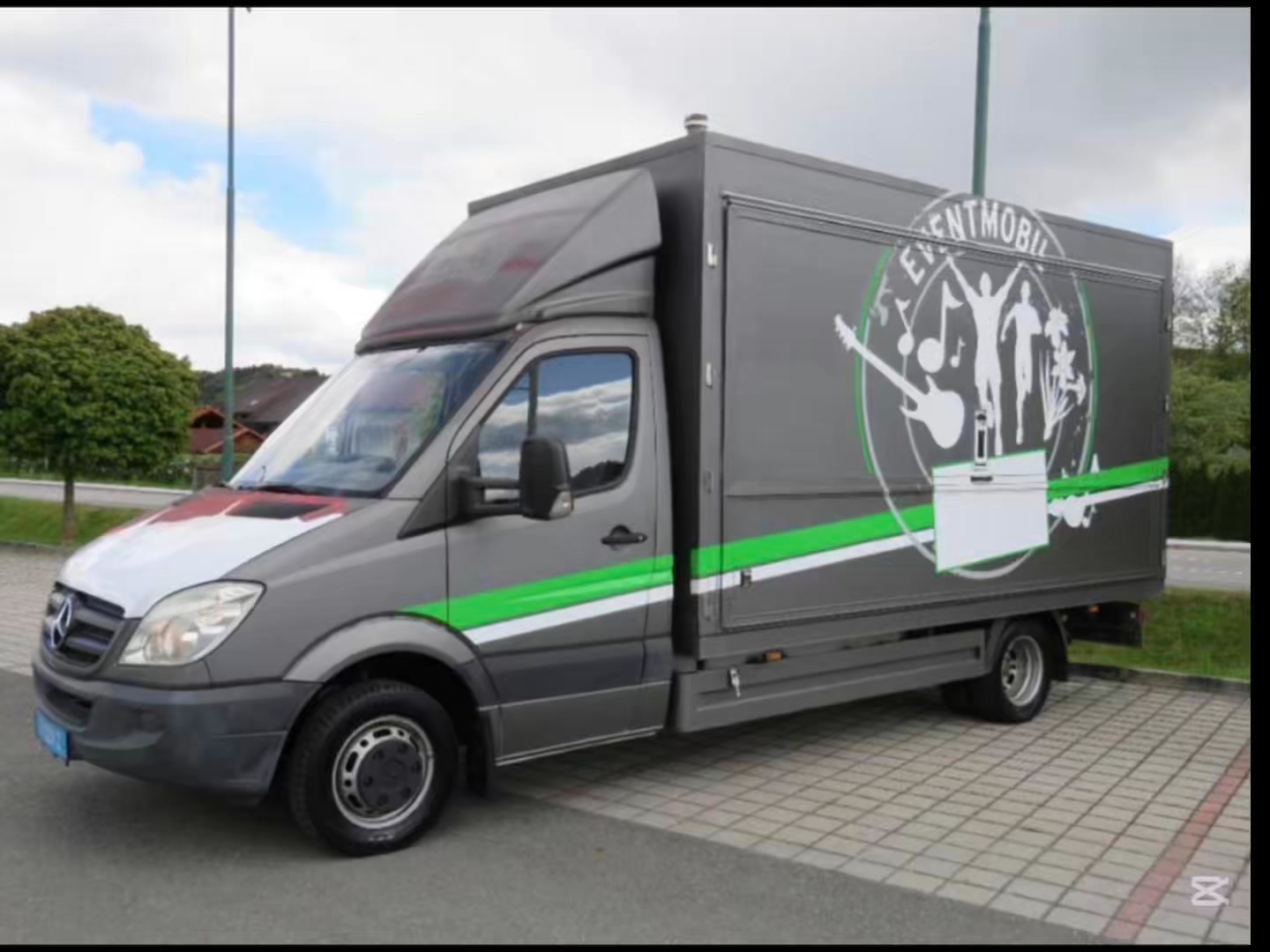 Heute wurde unser Baby geholt und ist bereit für Neues Design Innen sowie Außen. Jetzt wird umgebaut und designt. @
🥰 Danke Med Fuad und Aydi fürs holen. Auf unser gemeinsames Projekt.
Dein Eventmobil für Feiern aller Art.
Was meint ihr welche Farbe wird es werden ?
#beautybus #singenderbeautybus #mobilesmakeupstudio #mobilebühne #freietrauung
❤️Das Herzstück: der Singende Beauty Bus
Ein liebevoll umgebauter Bus, der mehr ist als ein Raum, er ist ein Gefühl.
💄 mobile Make-up & Styling Area
🎤 Music & Sound Area
ausziehbare mobile Bühne mit Integrierte Musikanlage für Live-Gesang bei freien Trauungen, Agapen oder Events emotional, nah und echt.
🍹mobile Bar für coole Drinks während der Agape
🎶 Das Besondere:
Ein Beauty & Soulplace wo Styling und Musik. Feiern aller Art verschmelzen .
🤍 Singender Beauty Bus – im Auftrag der Liebe
Christina - Wedding Artist Make Up & Hair