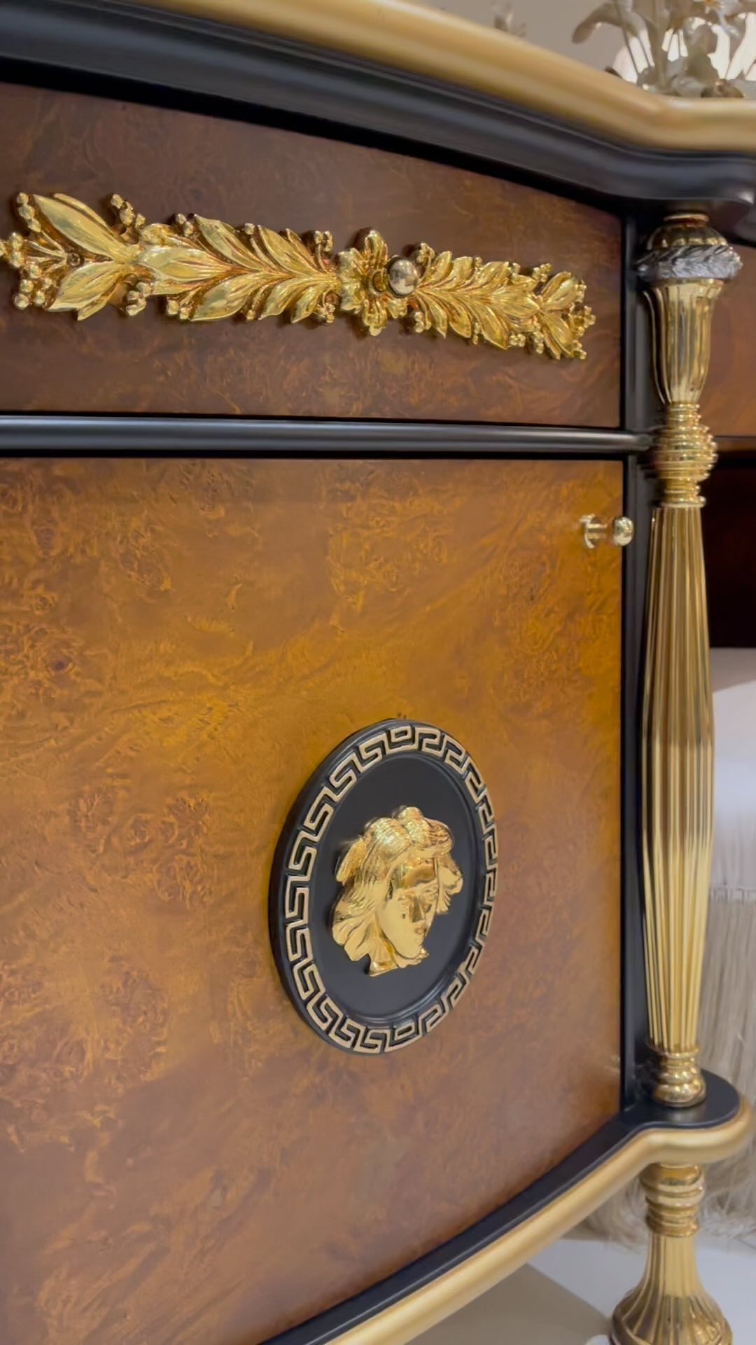 Recámara Colección VIP Toscana | Diseños Exclusivos | Conoce nuestras Colecciones en nuestra pag web www.dortizmuebles.com | Envíos a toda la República Mexicana
Muebles Exclusivos Italianos 🇮🇹
#mueblesitalianos #losmejoresmuebles #mueblesengdl #mueblesculiacan #culiacan #cdmx #prestigioitaliano #exclusivos #guadalajara #italia #lifestyle #luxury #dortizmuebles #style #diseño #muebles #diseñodeinteriores